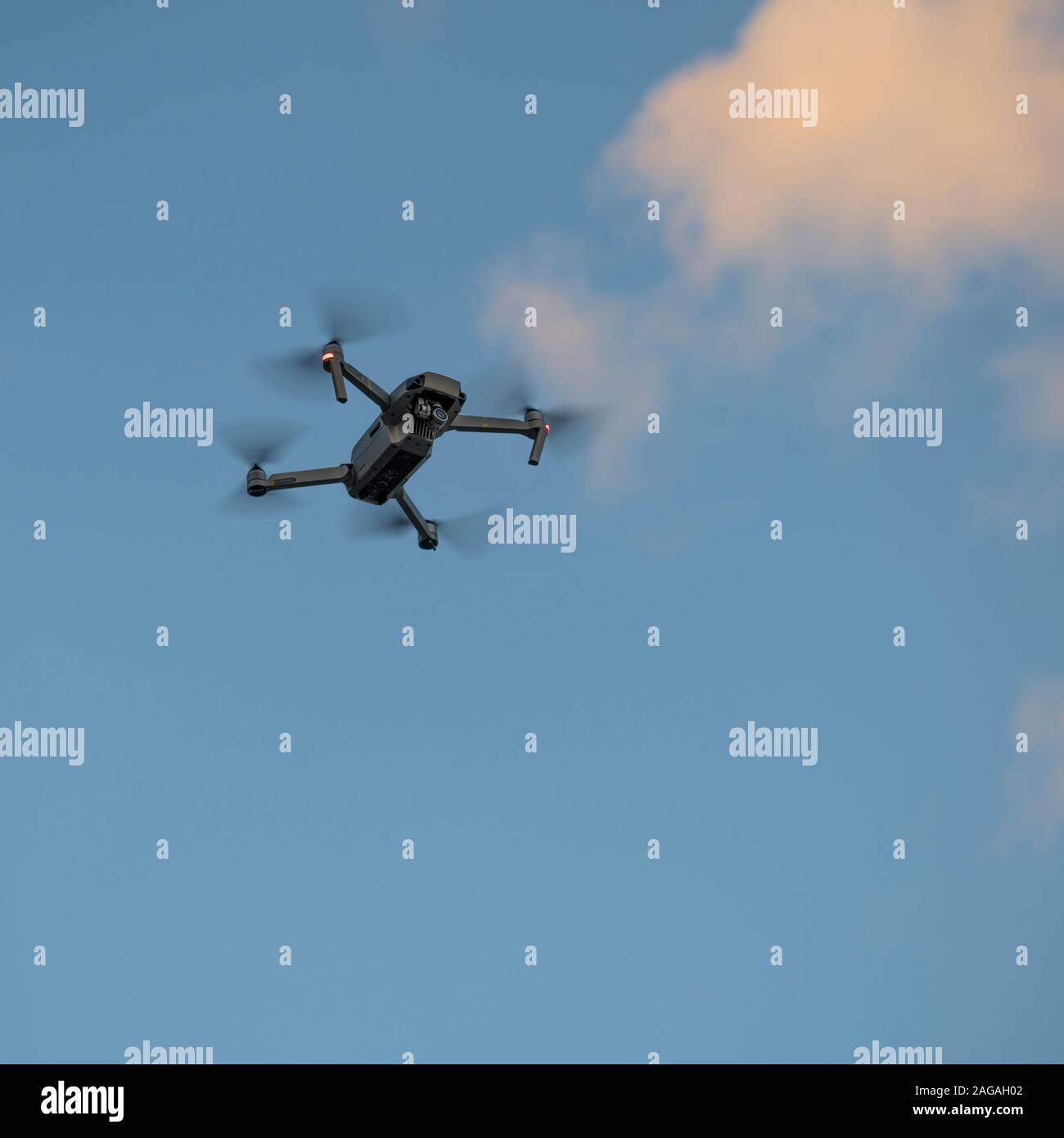 Drone en vol à prendre des photos. Banque D'Images