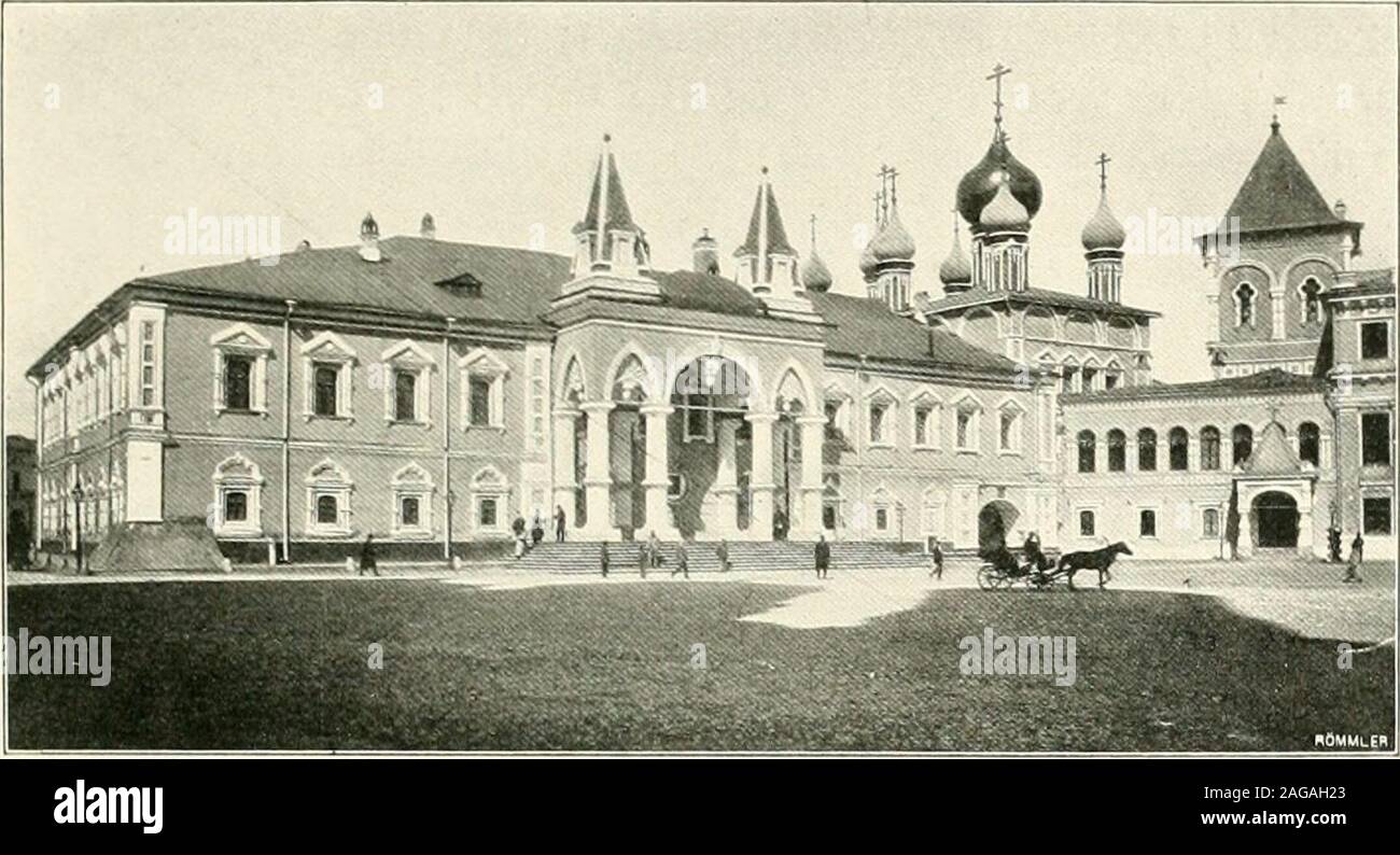 . Moscou. Ès de huit cent mille francs. Lémeraude qui brille au front de laVierge vaut plus de soixante-quinze mille francs. Poignée de linvasion de 1S12, limage sacrée quitta Moscou et Vladimir retournaà doù elle était venue. Une autre image du Sauveur dite à larobe dor - les vêtements du Sauveur sont tout en or massif - estattribuée à lempereur Manuel de Constantinople,mais elle deNovgorod doù vient la grande elle fut apportée avec la cloche du vietché et c'KRIMr. IX. - LES EGLTSRS diiutres laiil 35 dépouilles, ajiiis la soumission et le pillage de celte ville])ar Ivan le^le terril. Une autre Banque D'Images