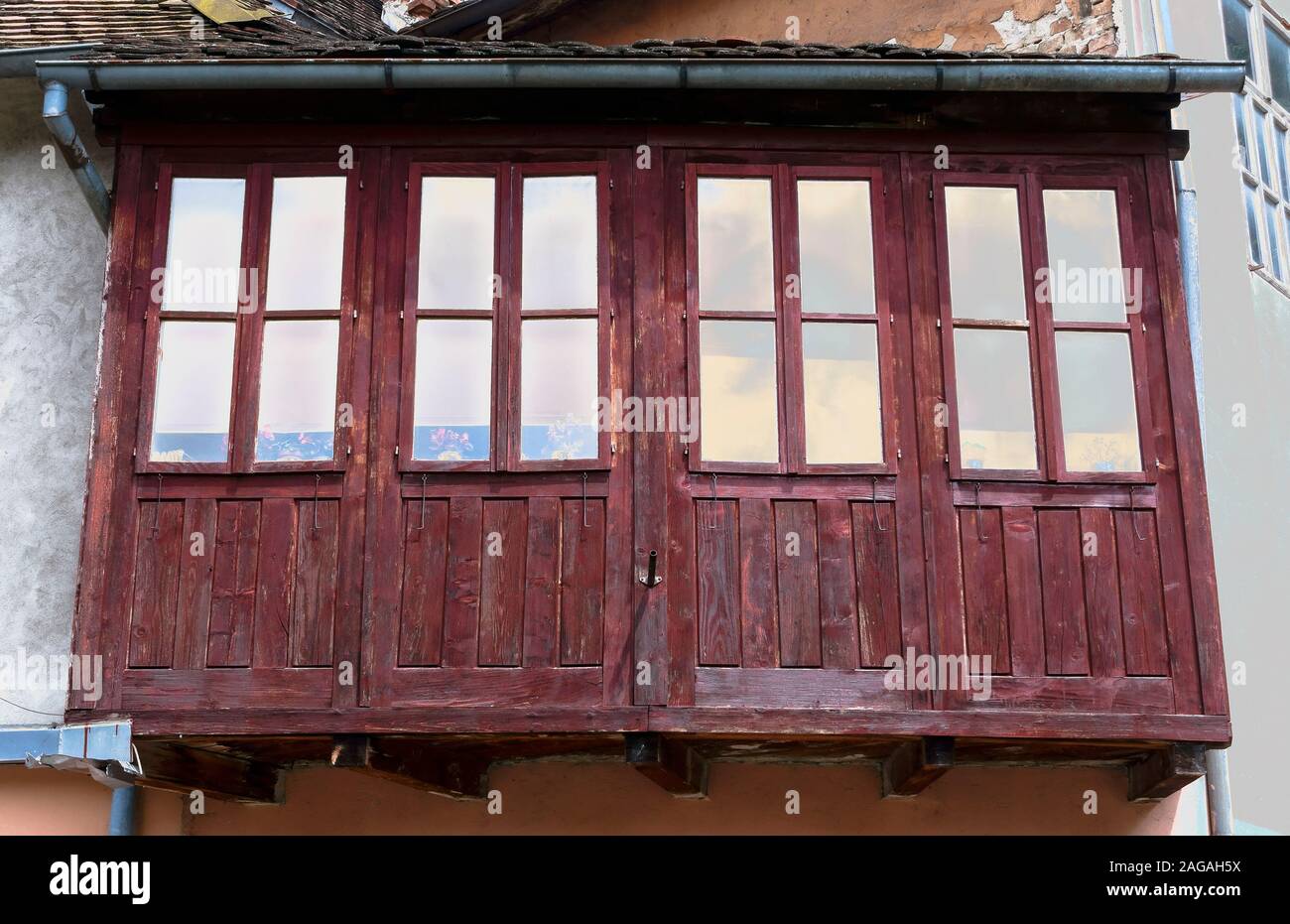Ancien balcon fermé en bois clos. Gros plan. Zagreb, Croatie, Europe, UE. Banque D'Images