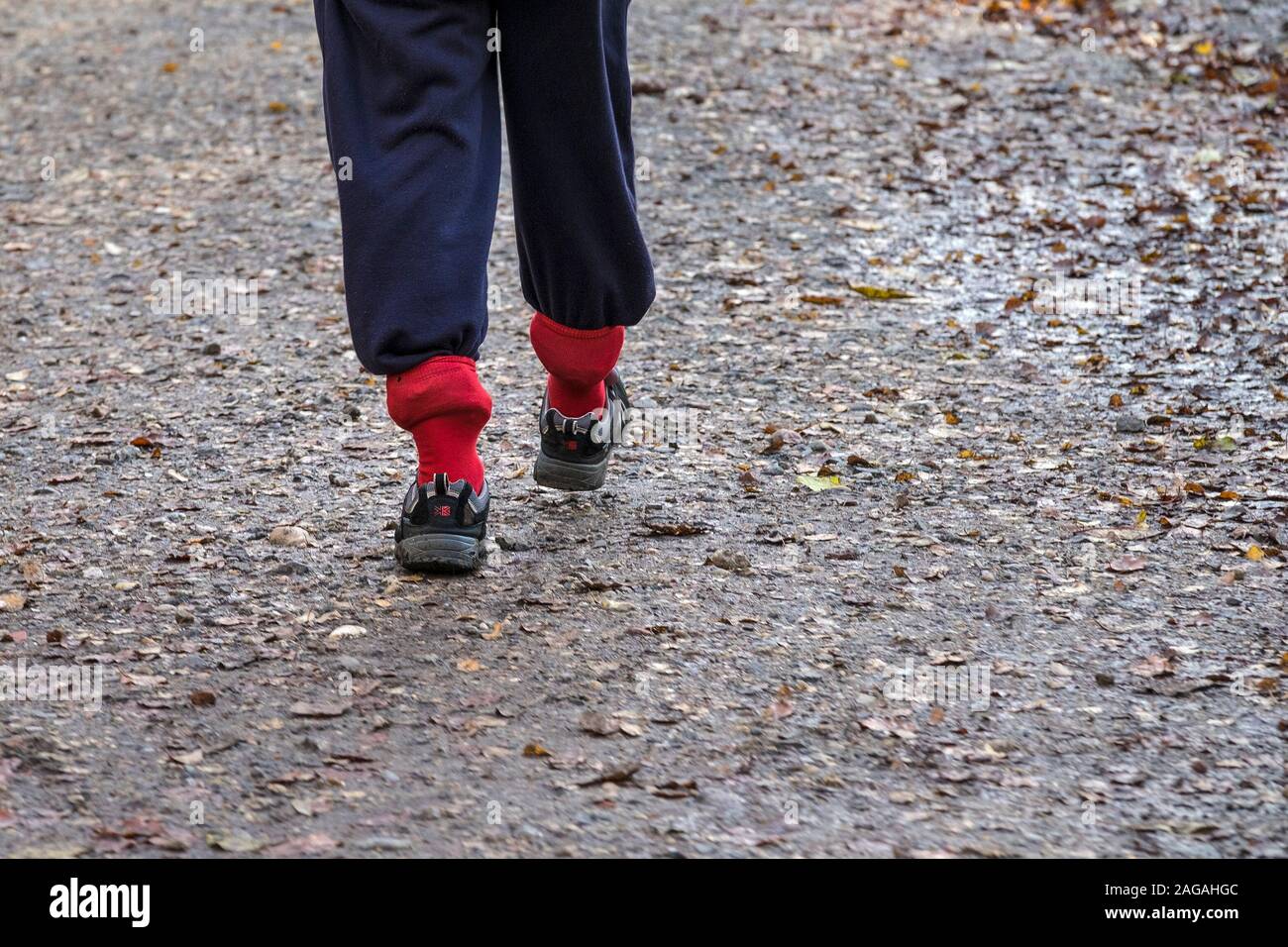 Un homme avec le pantalon rentré dans ses chaussettes rouges marcher le  long d'un chemin Photo Stock - Alamy