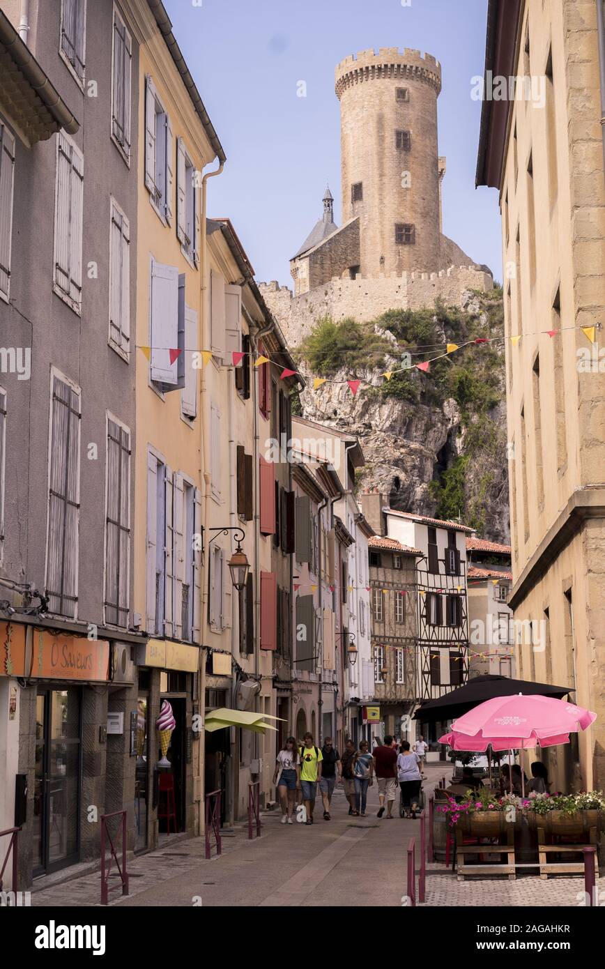 Vue verticale des beaux bâtiments de la ville de Foix capturé dans le sud de la France Banque D'Images