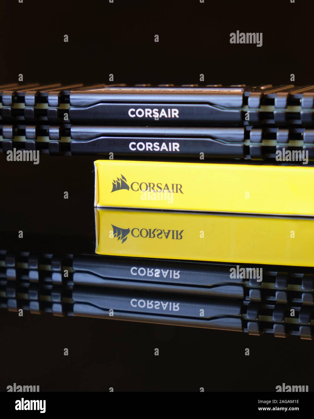 Bucarest, Roumanie - 13 décembre 2019 : Corsair DDR RAM kit double avec deux modules et une boîte jaune réfléchissant sur une surface noire. Banque D'Images