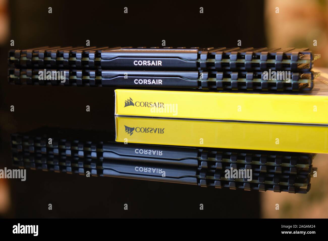 Bucarest, Roumanie - 13 décembre 2019 : Corsair DDR RAM kit double avec deux modules équipés de dissipateurs thermiques, et une boîte jaune, reflétée sur un surf noir Banque D'Images