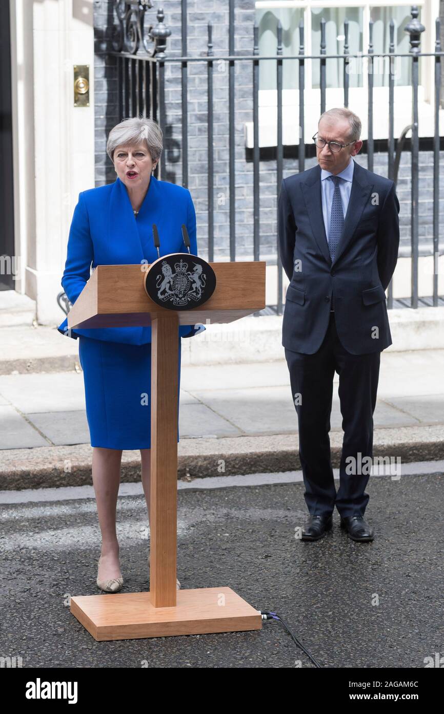 Élection générale 2017 - Le Premier ministre britannique, Theresa Mai et son mari Philip peut, à l'extérieur de 10 Downing Street, la résidence officielle et l'o Banque D'Images