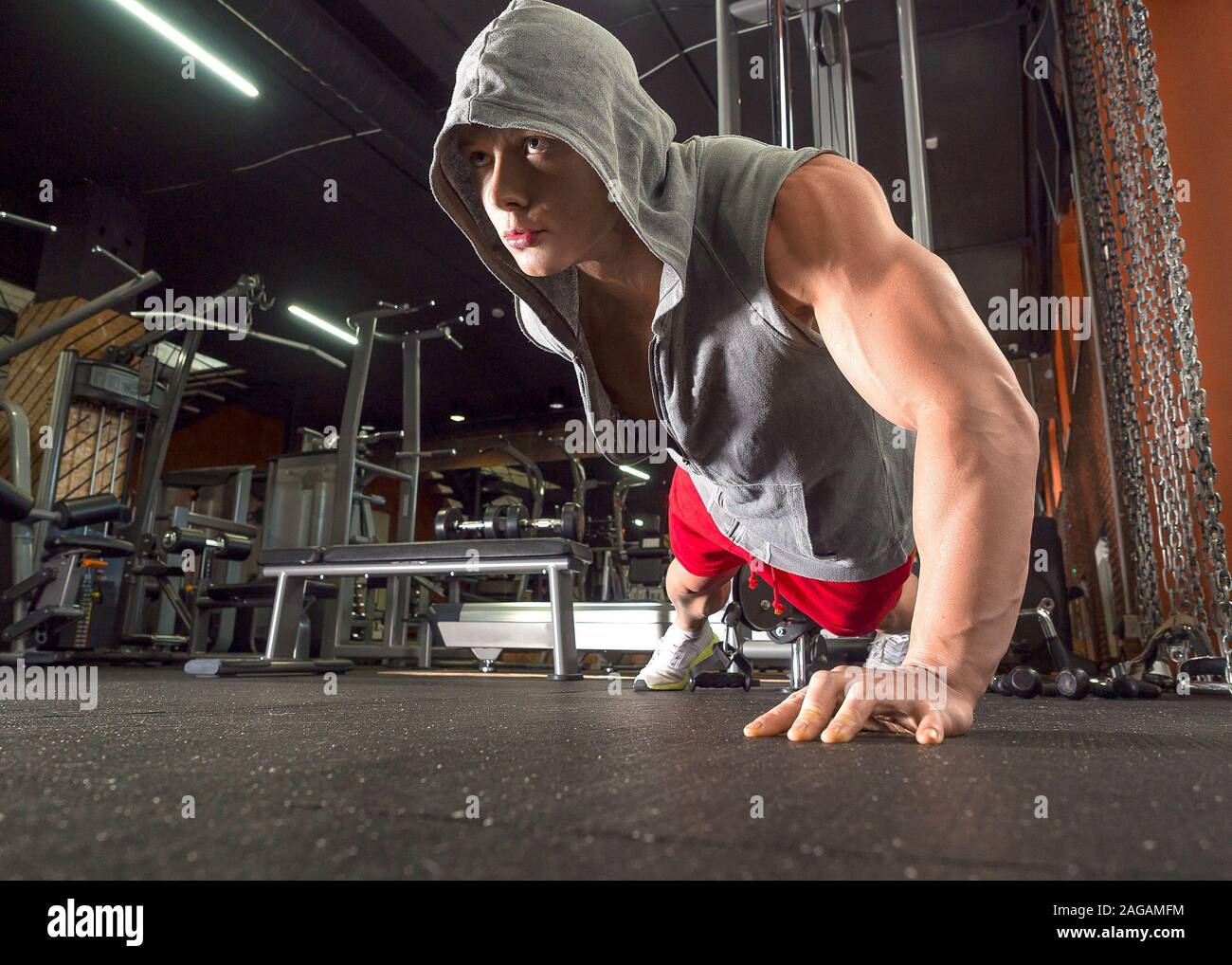 Young man doing push ups exercice avec une part dans la salle de remise en forme. Concept de vie saine Banque D'Images
