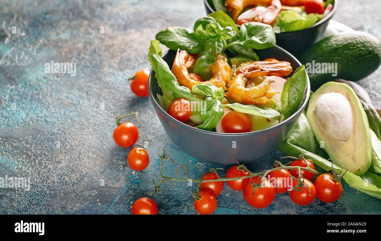 Bannière alimentaire. Salade de crevettes frites avec appétissants, avocat, radis et le basilic. Savoureux et sain de fruits de mer. Banque D'Images