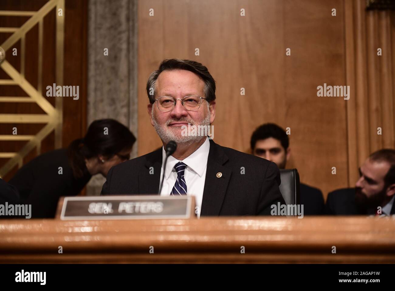 Le sénateur américain Gary Peters (démocrate du Michigan) se desserre que Michael E. Horowitz, Inspecteur Général, Ministère de la Justice des États-Unis, témoigne devant le comité du Sénat américain sur la sécurité intérieure et les affaires gouvernementales sur "JO BIG Rapport de la FISA : méthode, la portée, et constatations' sur la colline du Capitole à Washington, DC le Mercredi, Décembre 18, 2019.Credit : Ron Sachs/CNP /MediaPunch Banque D'Images