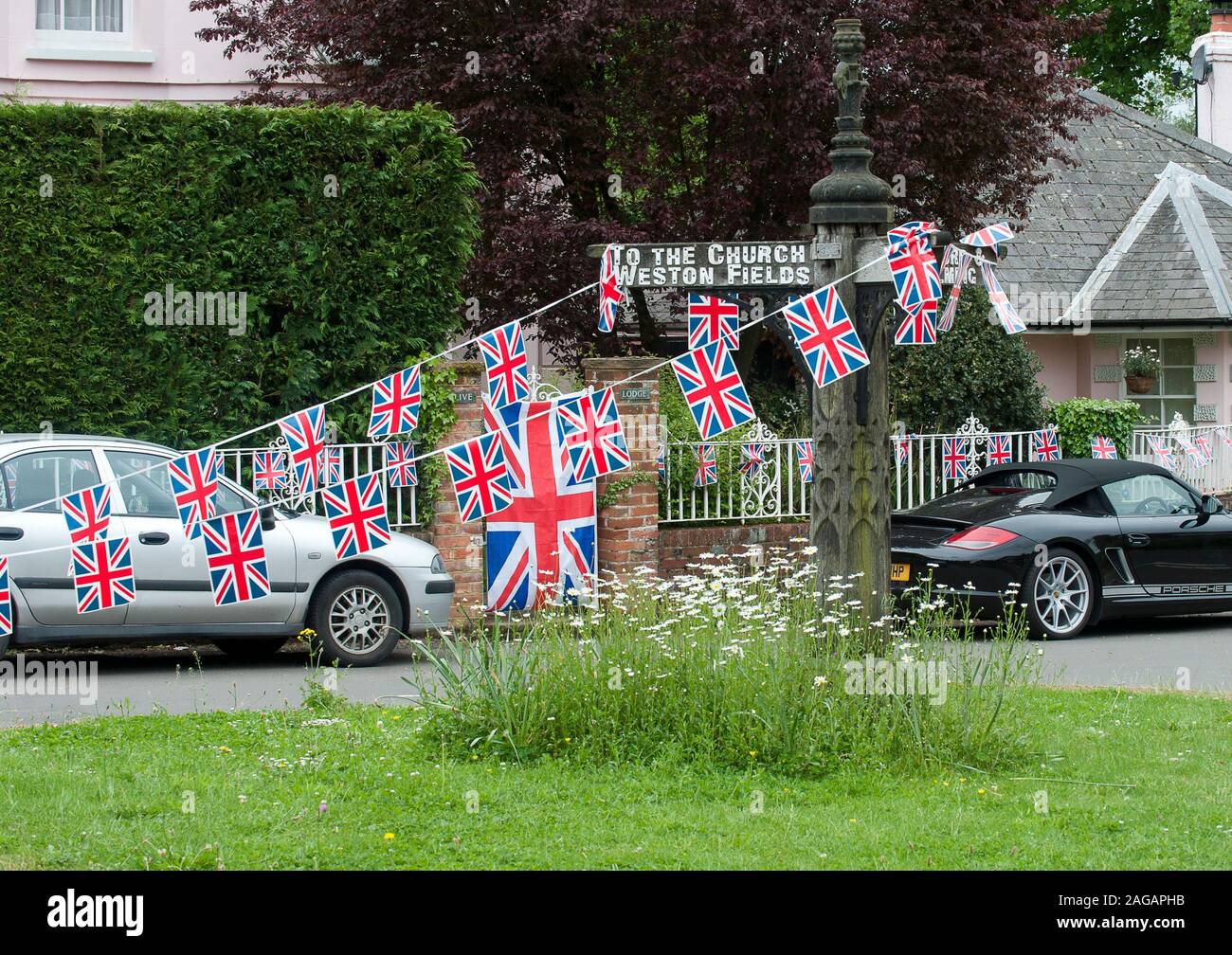 Le village de Albury près de Guildford Surrey en décorant leurs maisons pour les célébrations Jubliee de diamant de la Reine. Banque D'Images