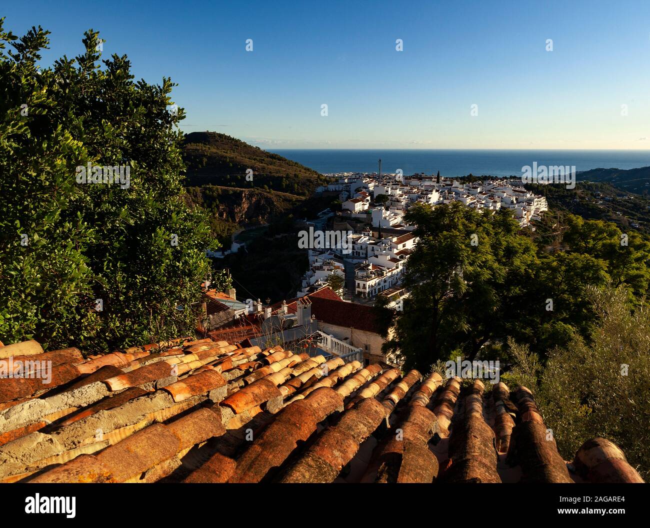 Des carreaux de terre cuite au-dessus de la nouvelle partie de la village blanc de Frigiliana en typique style Andalucían, province de Malaga, Andalousie, Espagne Banque D'Images