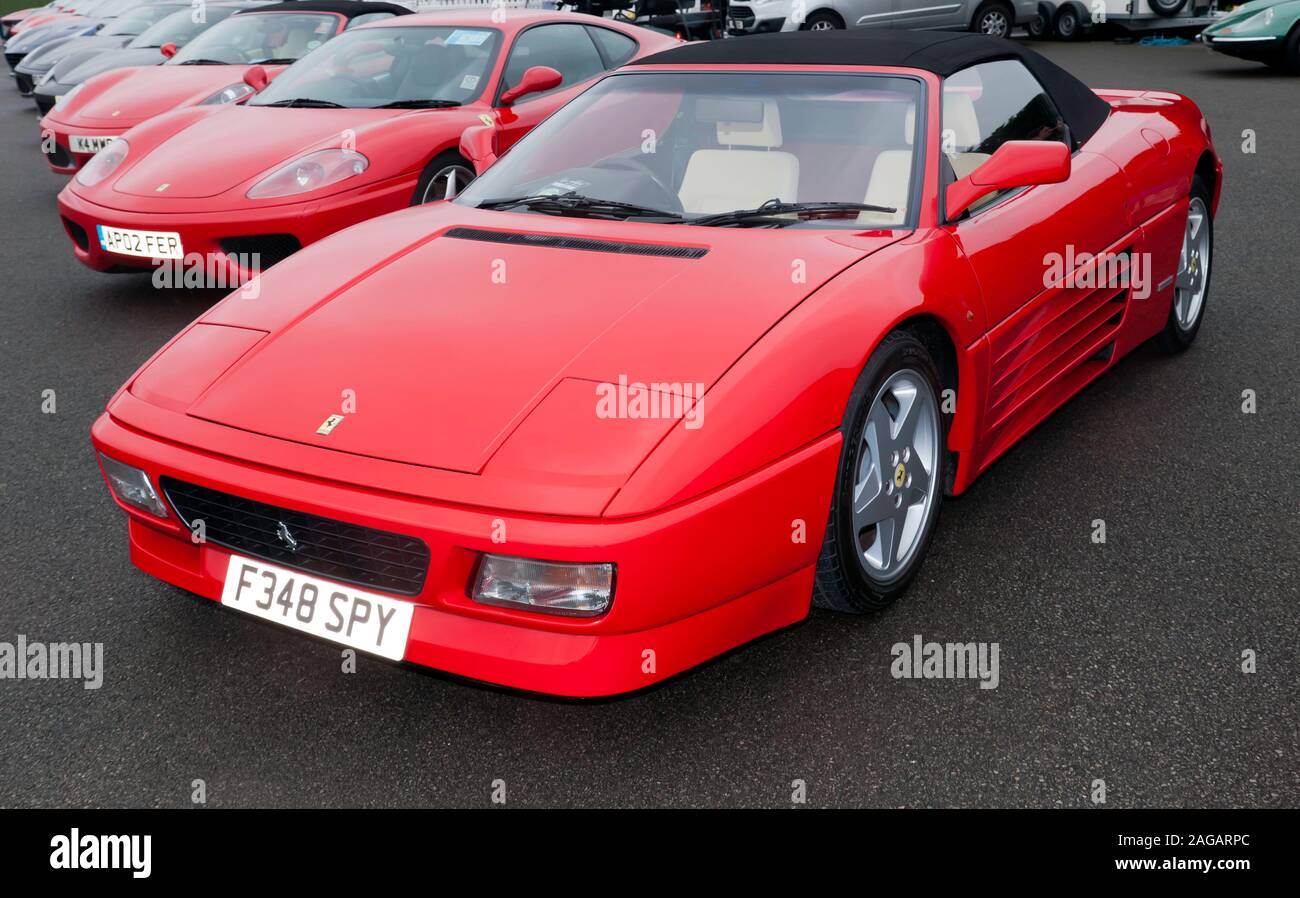 Les trois-quarts Vue de face d'un rouge, 1993, Ferrari 348 Spider, sur l'affichage dans la Ferrari Owners Club de Go Zone, au 2019 Silverstone Classic Banque D'Images