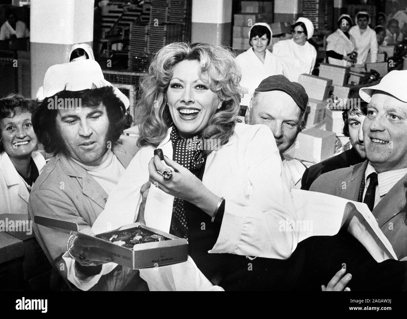 La scène, de l'écran de télévision et actrice Sue Lloyd, apparaissant au Théâtre Royal, York, a visité l'usine de chocolat locale - Terry's Chocolate fonctionne - pour rencontrer les employés de l'échantillon et les goodies. Sue s'affiche dans un message publicitaire, publicité des produits constitués à New York. Banque D'Images