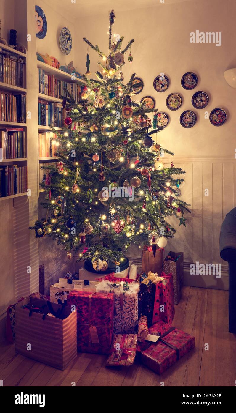 L'épinette bleue de Noël avec des décorations d'époque dans la maison dans Londres UK Banque D'Images