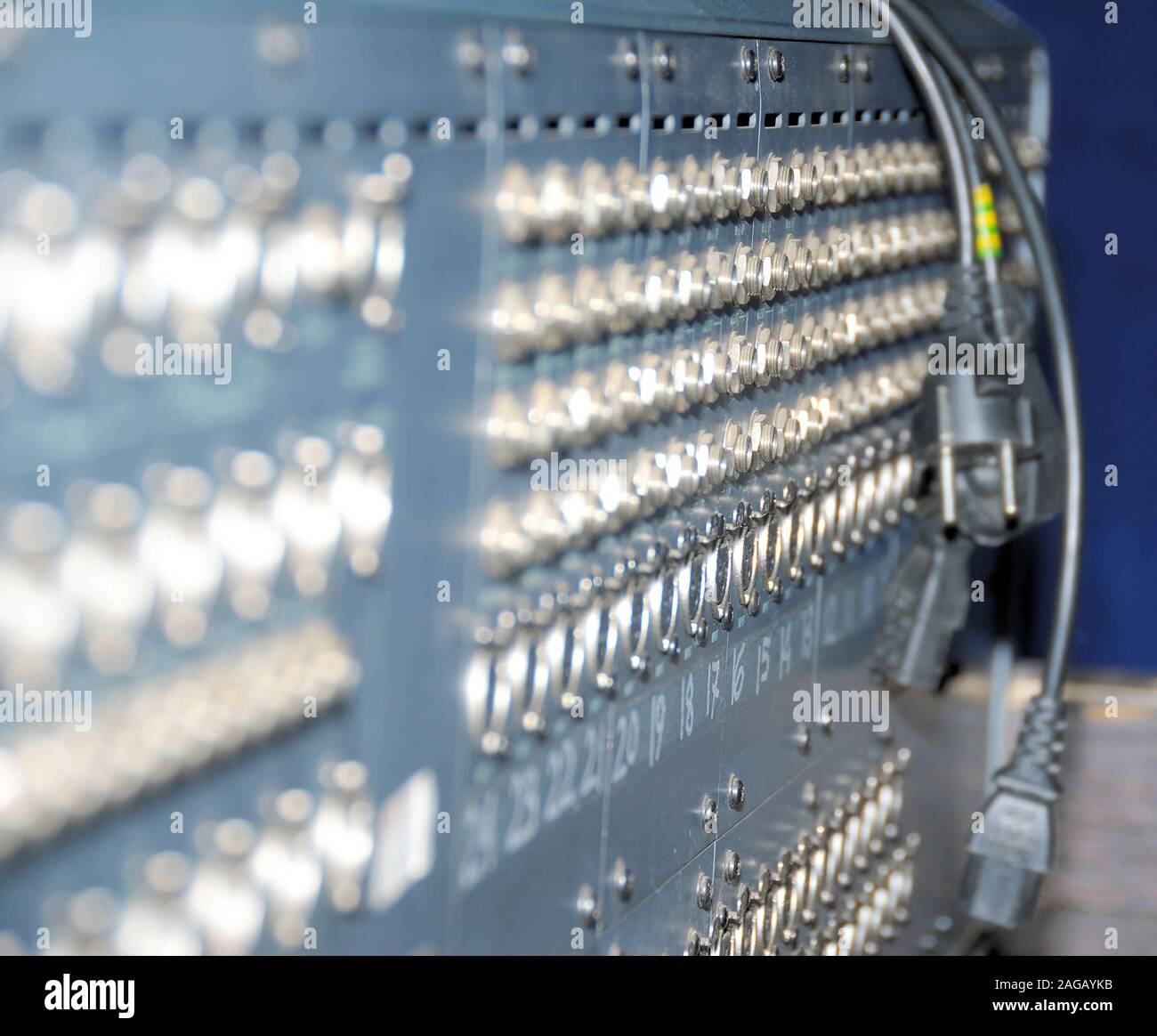 Les sockets de mélange. Connexions d'un matériel de sonorisation professionnel XLR audio patch panel. Banque D'Images