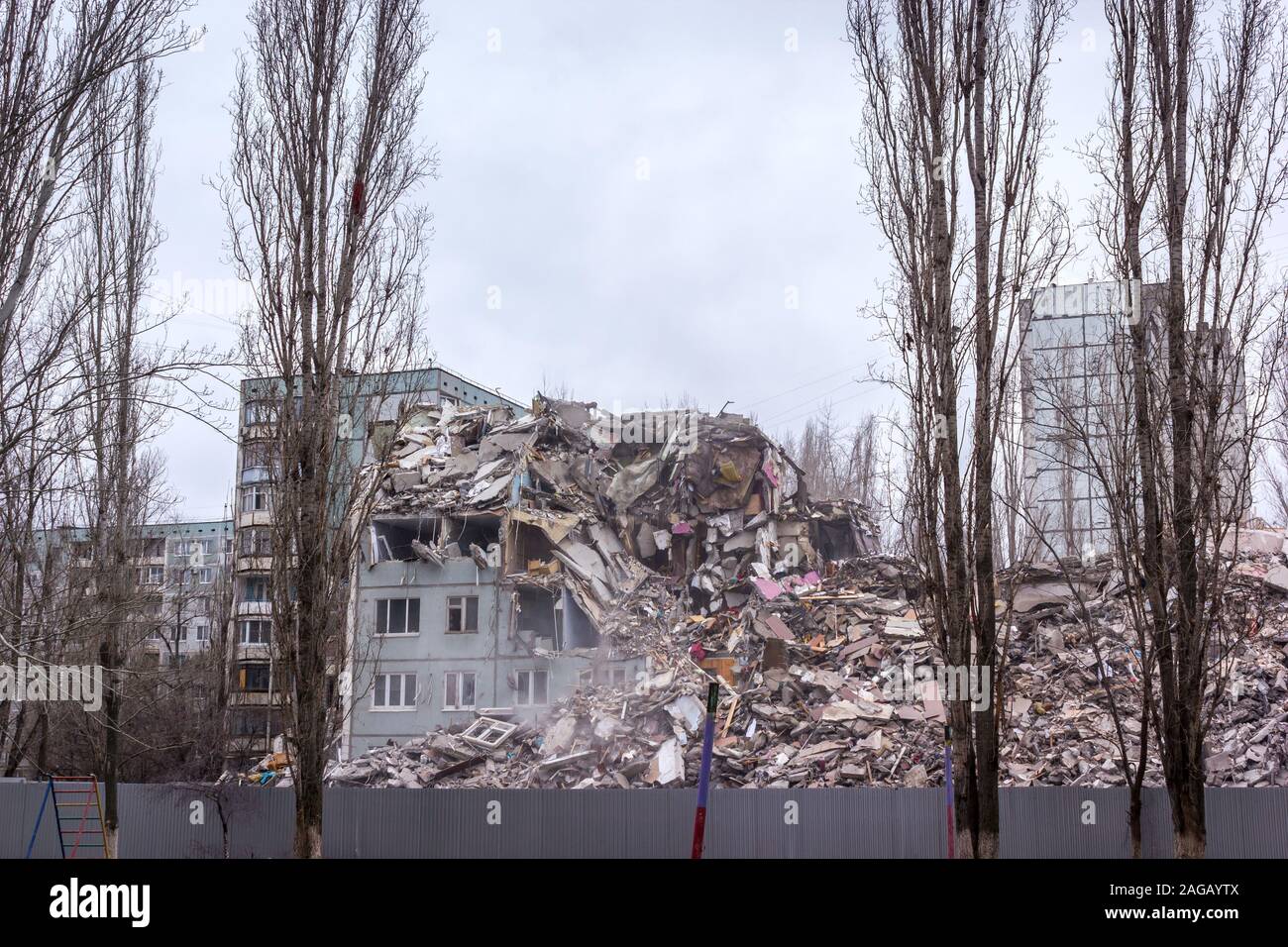 Démolition de bâtiments en milieu urbain. Maison en ruines. Banque D'Images