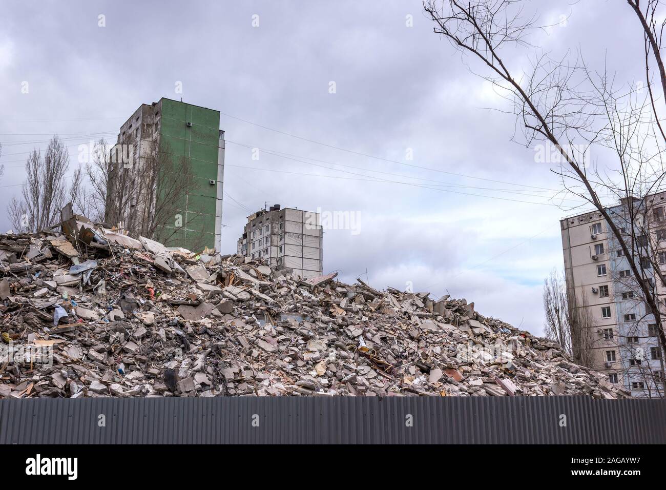 Démolition de bâtiments en milieu urbain. Maison en ruines. Banque D'Images