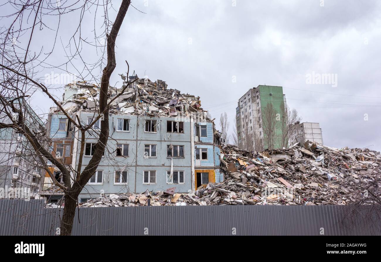 Démolition de bâtiments en milieu urbain. Maison en ruines. Banque D'Images