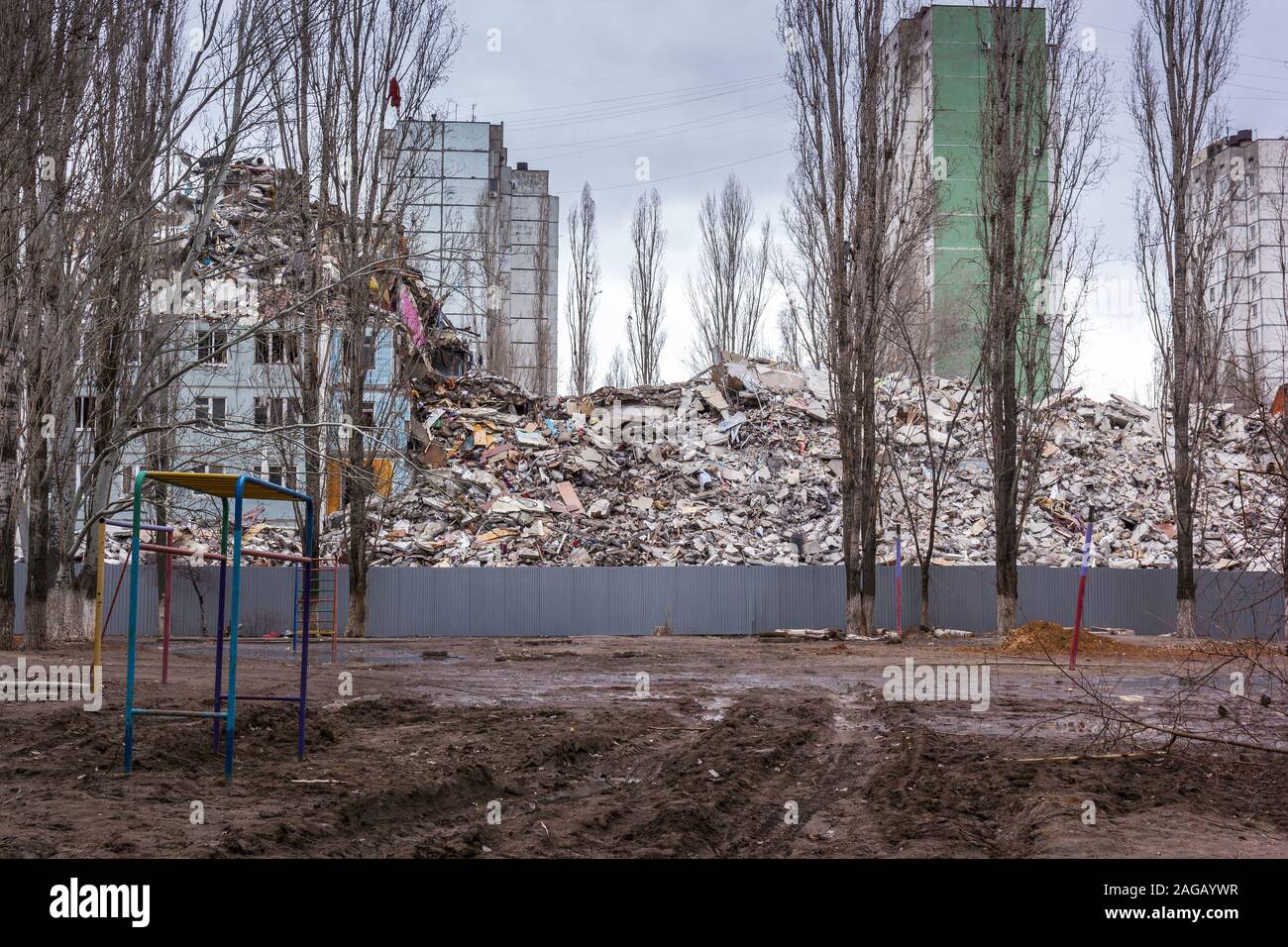 Démolition de bâtiments en milieu urbain. Maison en ruines. Banque D'Images
