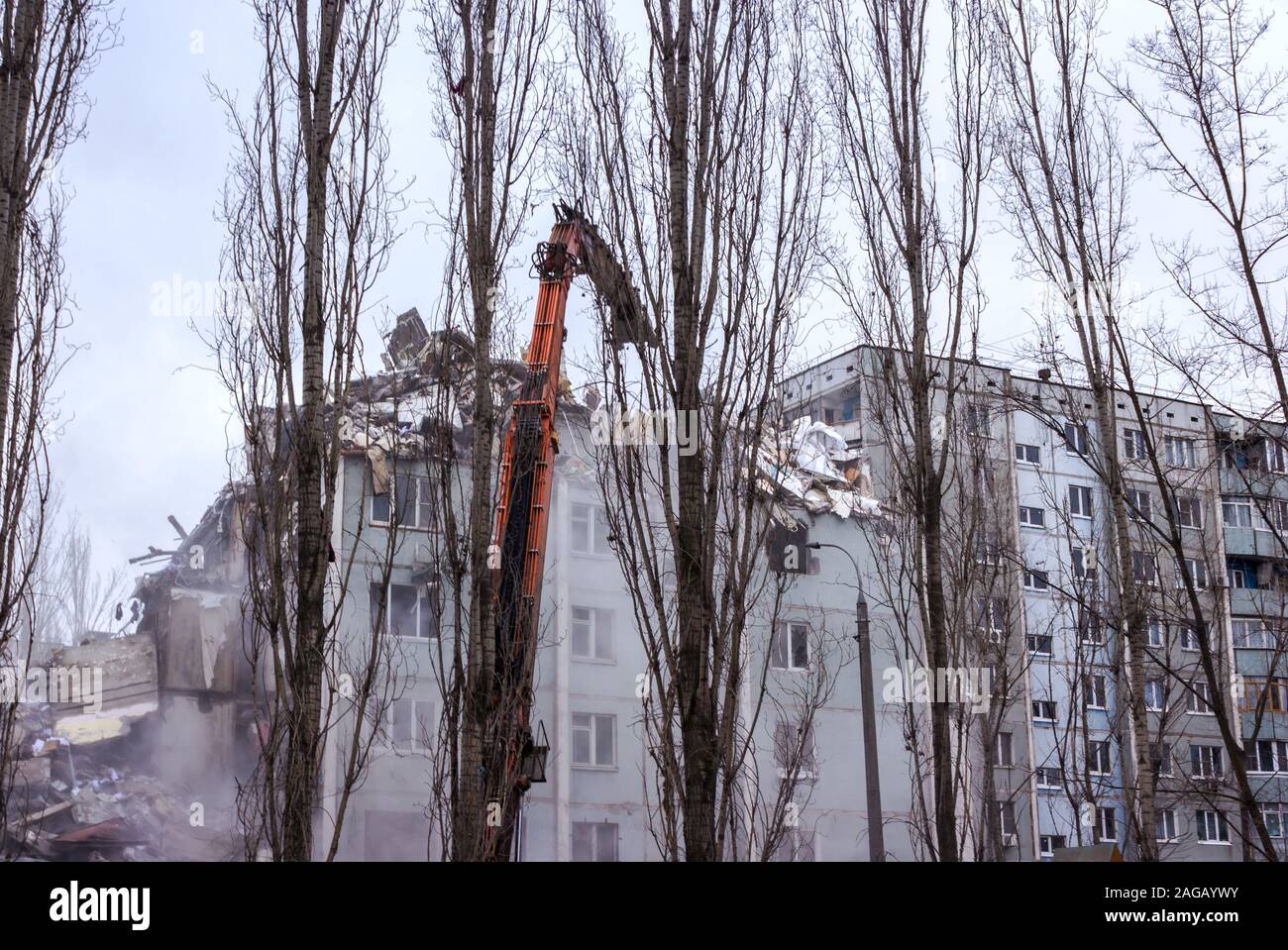 Démolition de bâtiments en milieu urbain. Maison en ruines. Banque D'Images