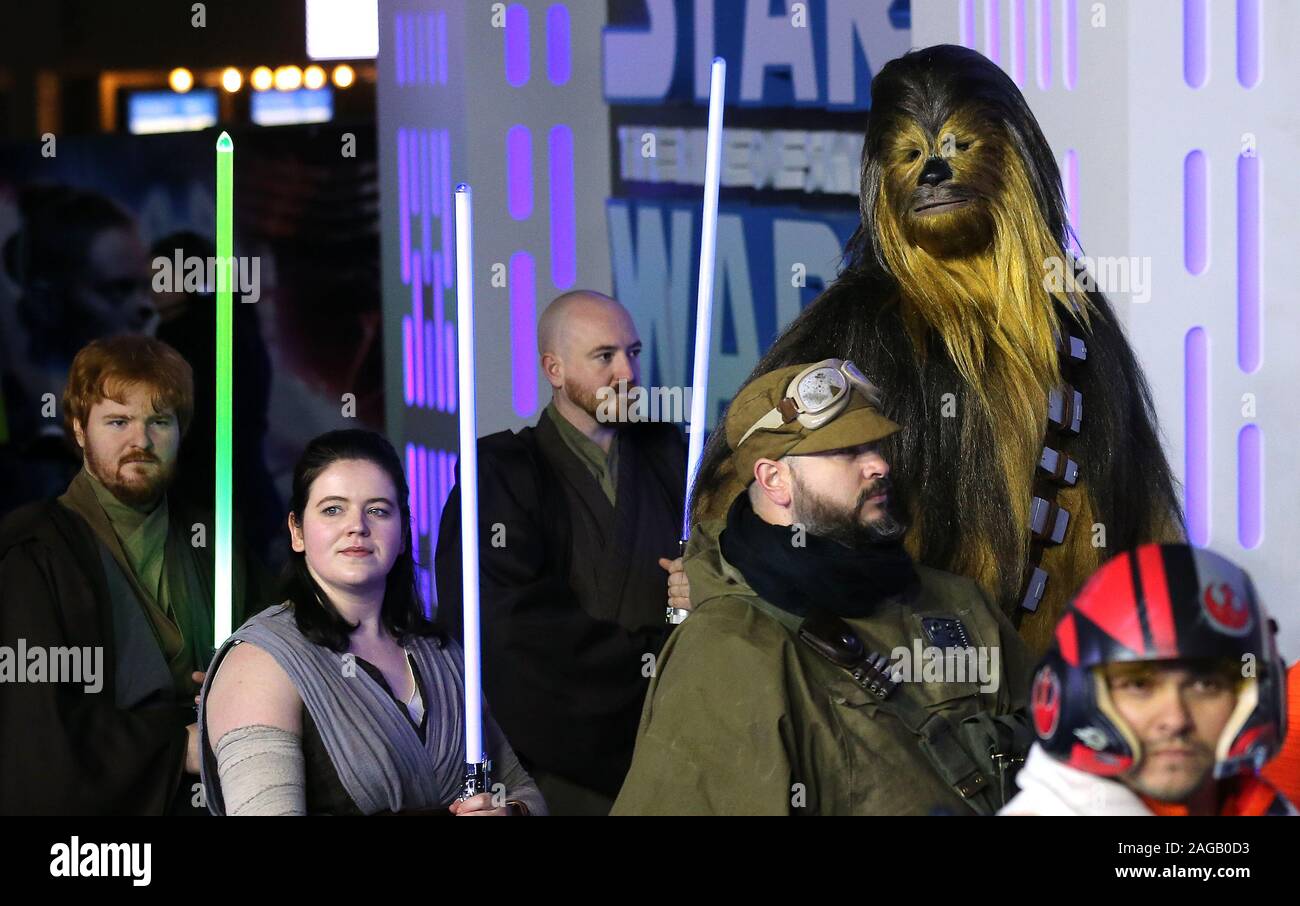 Chewbacca assistant à la première de Star Wars : La montée de Skywalker tenue à la vue de Leicester Square à Londres. Banque D'Images