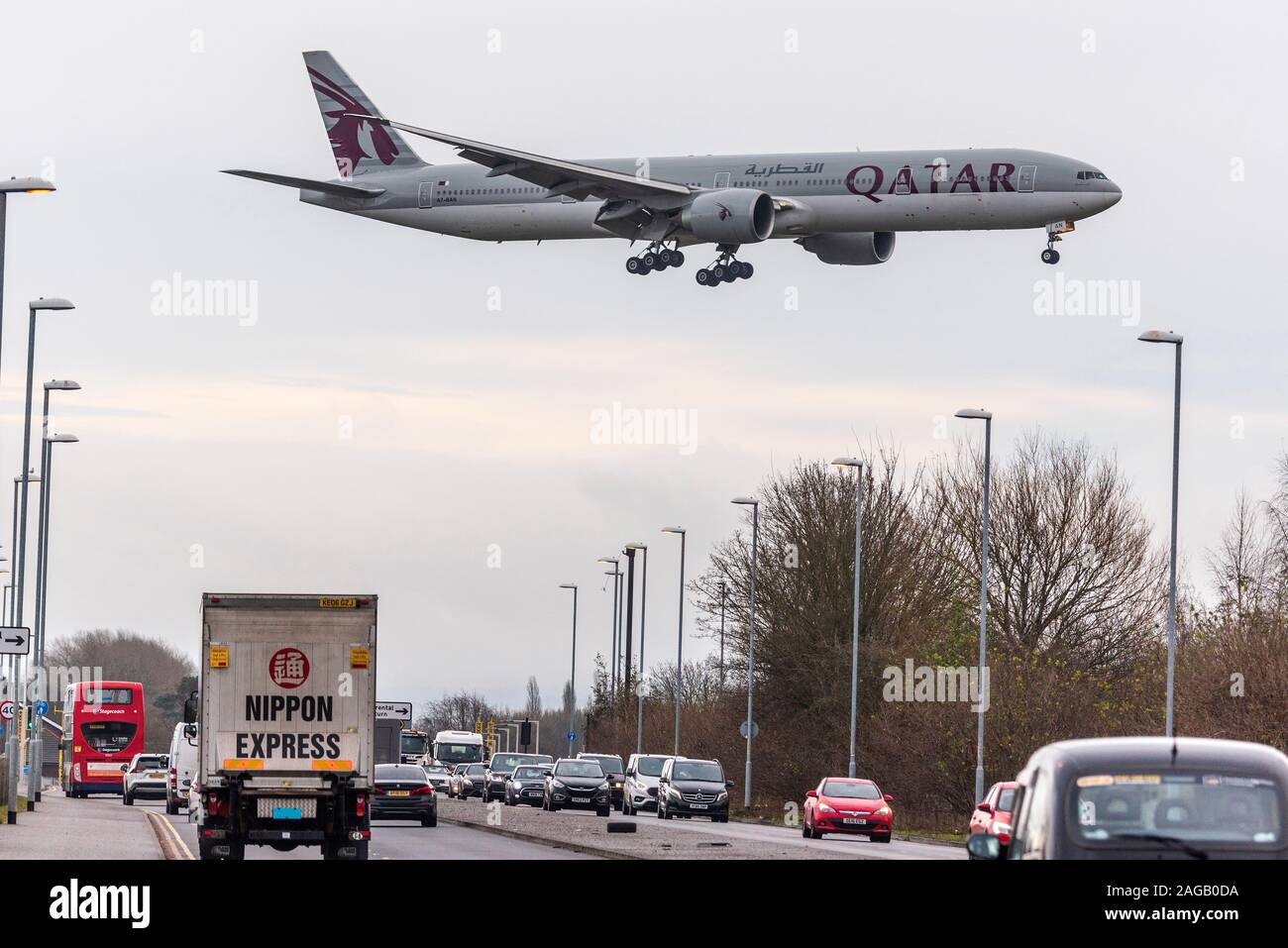 Qatar Airways Boeing 777-3DZ/ER passage avion occupé à Ringway Road à l'aéroport de Manchester. Banque D'Images