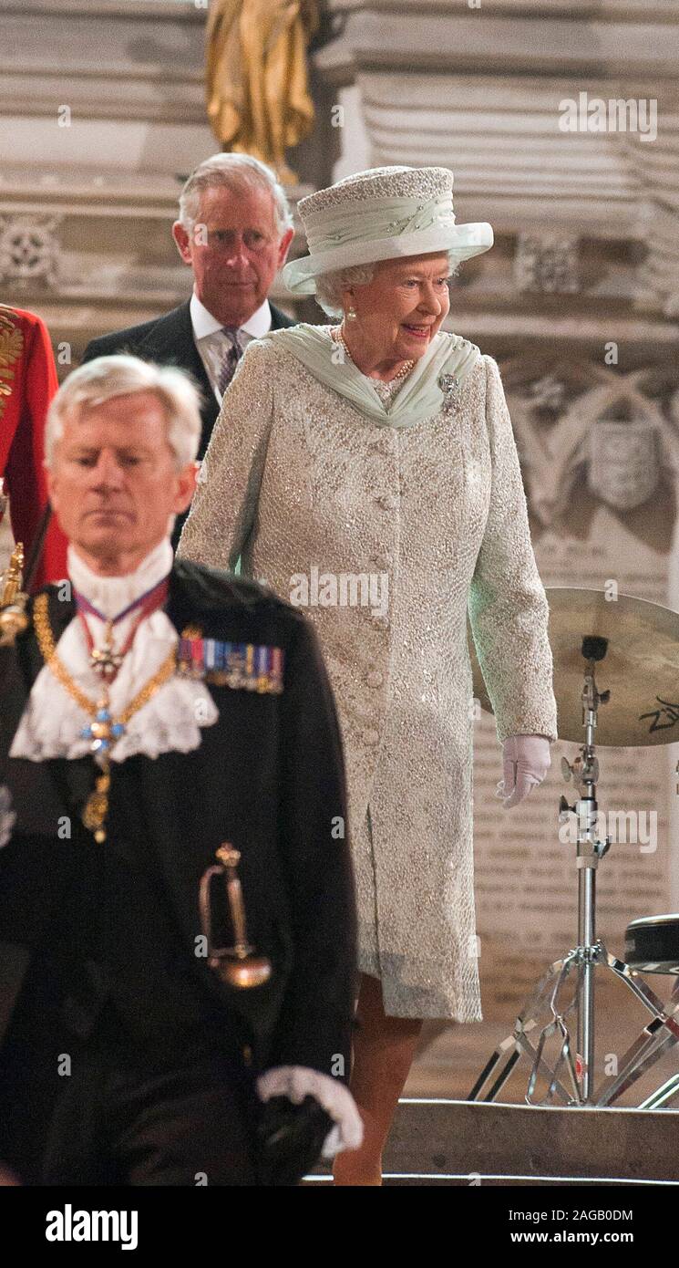 Sa Majesté la reine avec le Prince Charles et la duchesse de Cambridge qui fréquentent le déjeuner à Westminster Hall à Londres avec 700 invités lors de la dernière journée de célébrations de son Jubilé de diamant divertis par l'Orchestre National de l'enfance.Vous dîné sur le saumon, suivi d'agneau gallois, île de Wight grillés, asperges et pommes de terre Jersey Royal delice au chocolat, pain et beurre au lait et la compote avec de la compote de pomme. Banque D'Images