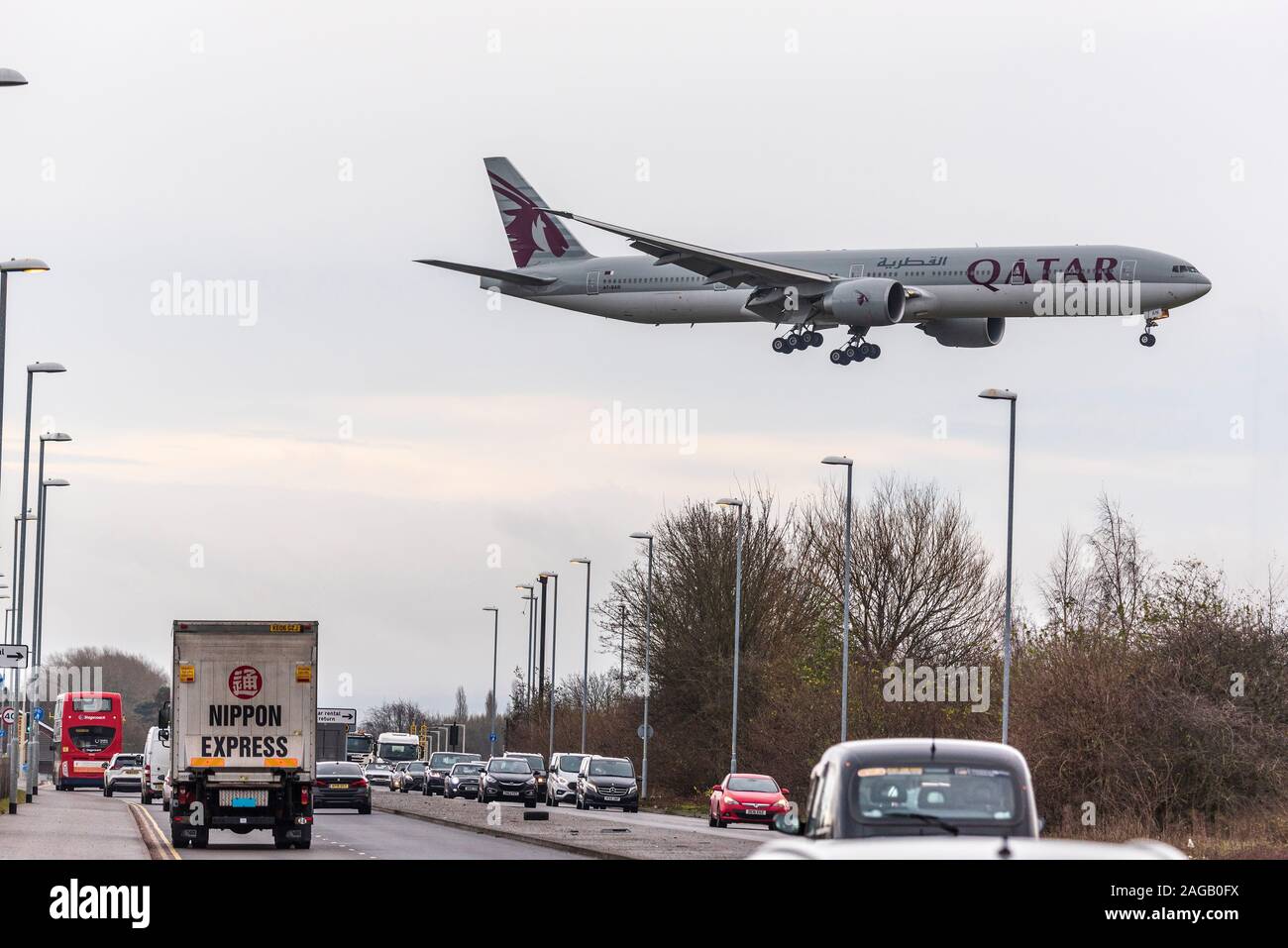 Qatar Airways Boeing 777-3DZ/ER passage avion occupé à Ringway Road à l'aéroport de Manchester. Banque D'Images