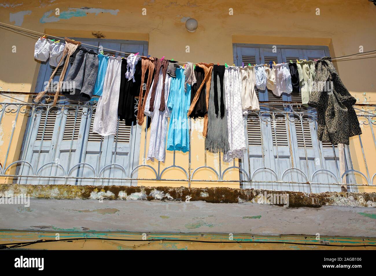 Outhanging blanchisserie à une maison, Zante-ville, l'île de Zakynthos, Grèce Banque D'Images