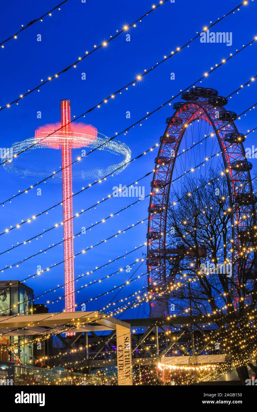 Southbank, Londres, 18h Dec 2019. Le London Eye, un parc d'ride et Southbank fairy lights contraste sur le ciel bleu. Ciel bleu sur la rive sud de Londres, à la suite d'un froid sec mais dans la capitale. Credit : Imageplotter/Alamy Live News Banque D'Images