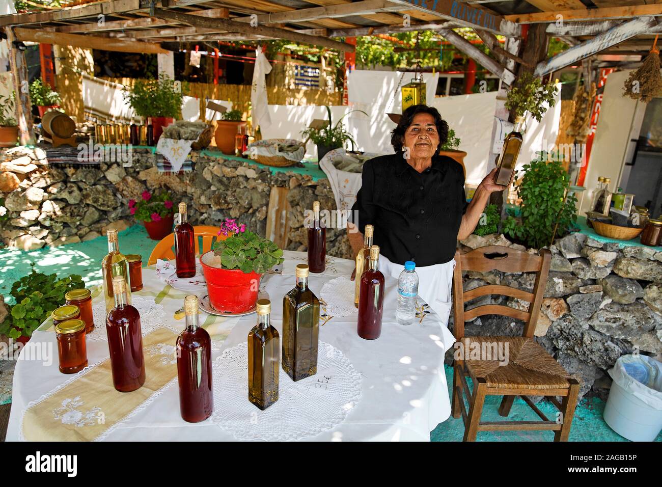 Femme grecque, vend des produits locaux, tels que l'huile d'olive, l'île de Zakynthos, Grèce Banque D'Images