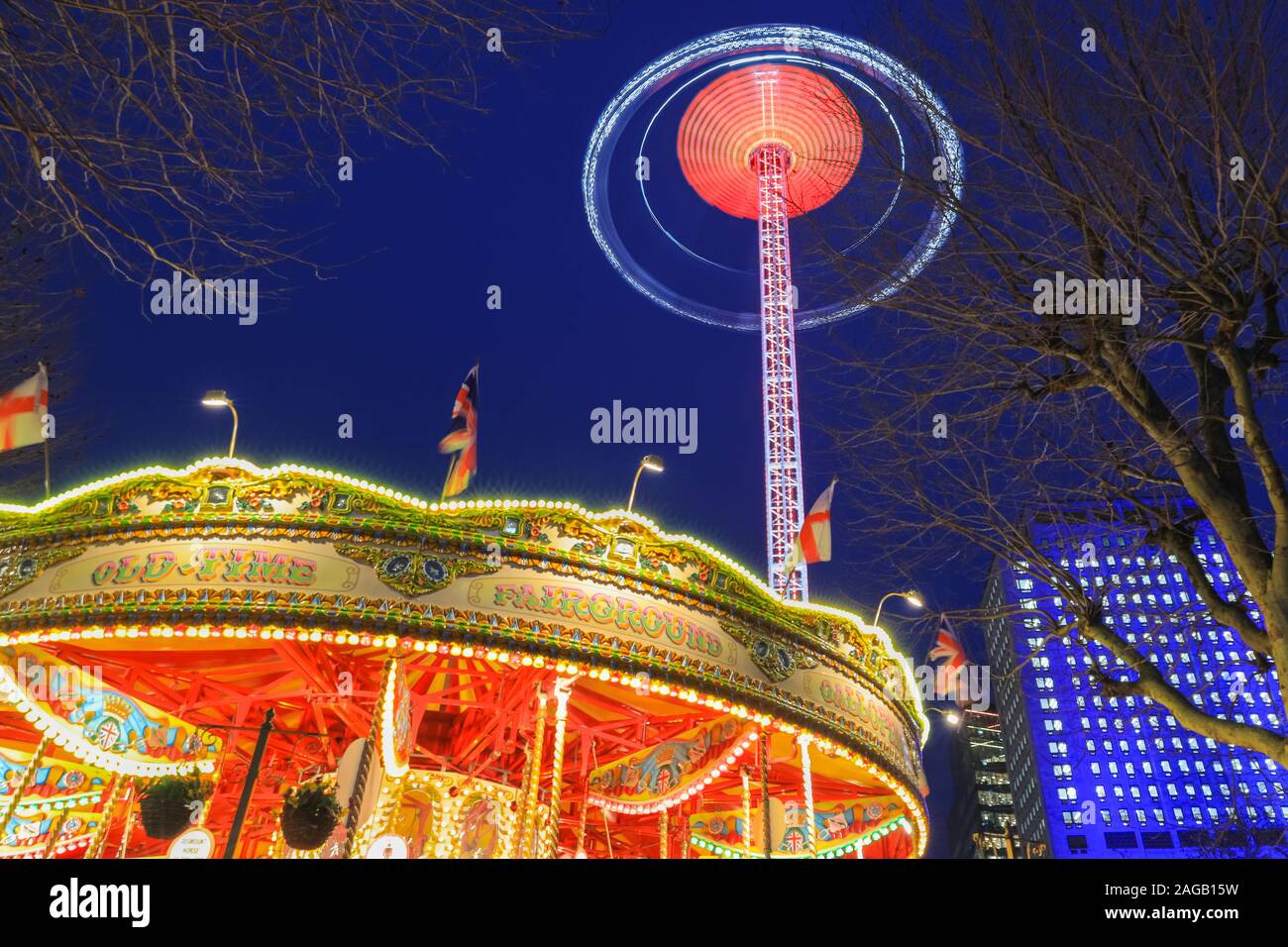 Southbank, Londres, 18h Dec 2019. Un carrousel traditionnel et des forains ride sont occupés dans le beau temps sec. Ciel bleu sur la rive sud de Londres, à la suite d'un froid sec mais dans la capitale. Credit : Imageplotter/Alamy Live News Banque D'Images