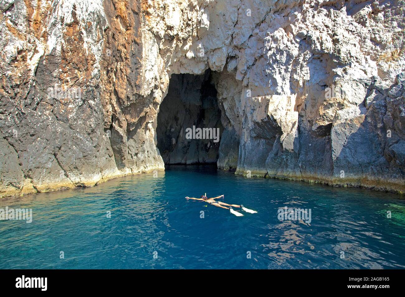 Snorkeler (femme), une grotte à Limni Keriou, l'île de Zakynthos, Grèce Banque D'Images