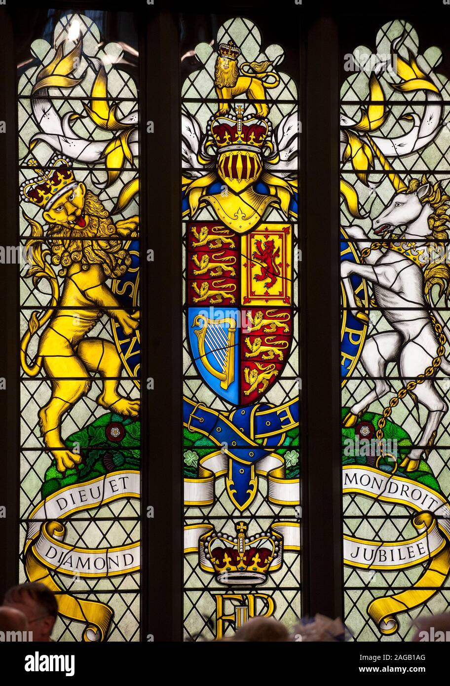 Sa Majesté la reine avec le Prince Charles et la duchesse de Cambridge qui fréquentent le déjeuner à Westminster Hall à Londres avec 700 invités lors de la dernière journée de célébrations de son Jubilé de diamant divertis par l'Orchestre National de l'enfance.Vous dîné sur le saumon, suivi d'agneau gallois, île de Wight grillés, asperges et pommes de terre Jersey Royal delice au chocolat, pain et beurre au lait et la compote avec de la compote de pomme. Banque D'Images