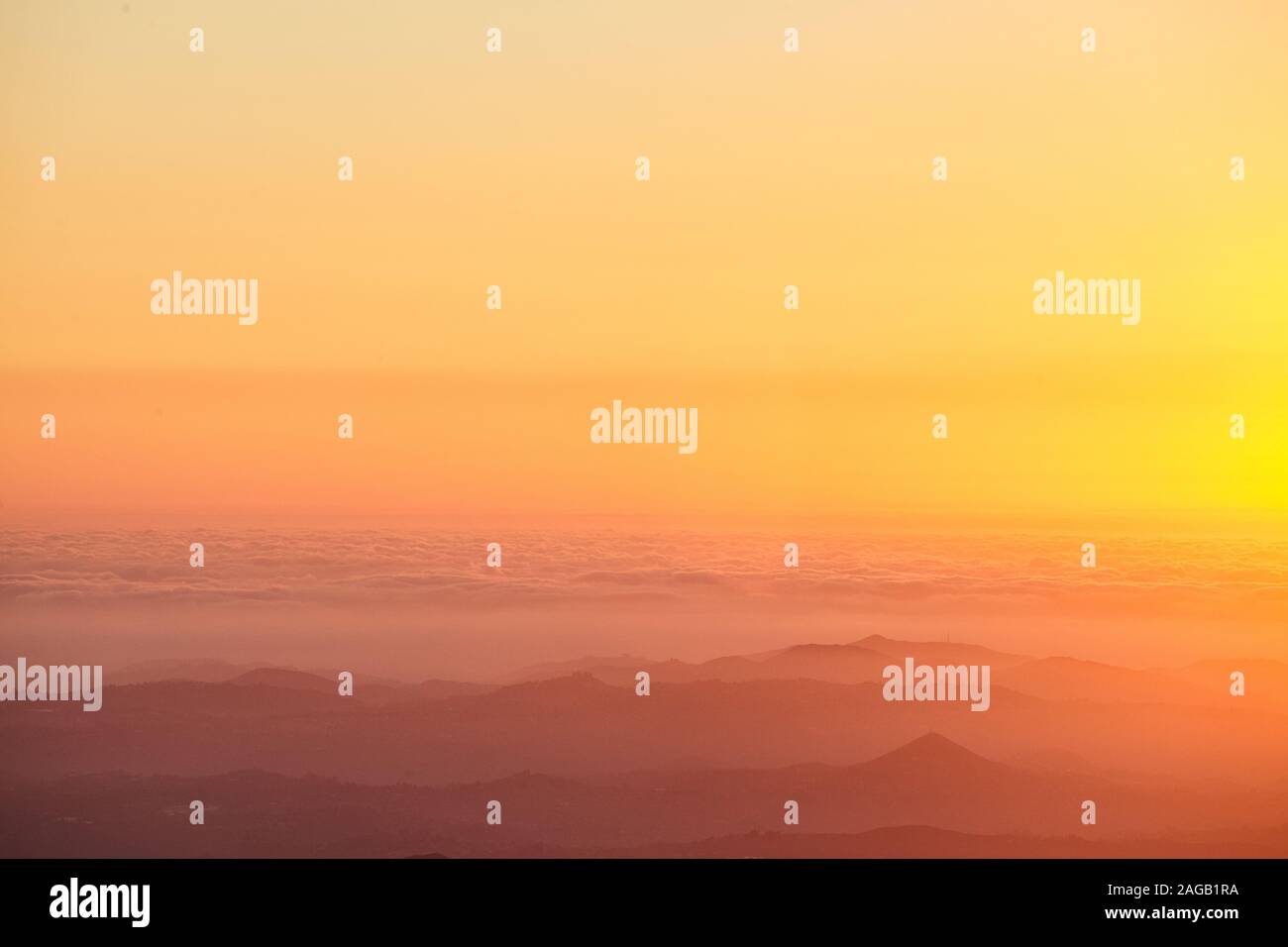 Photo à couper le souffle du ciel doré au coucher du soleil sur le Pacifique Océan Banque D'Images