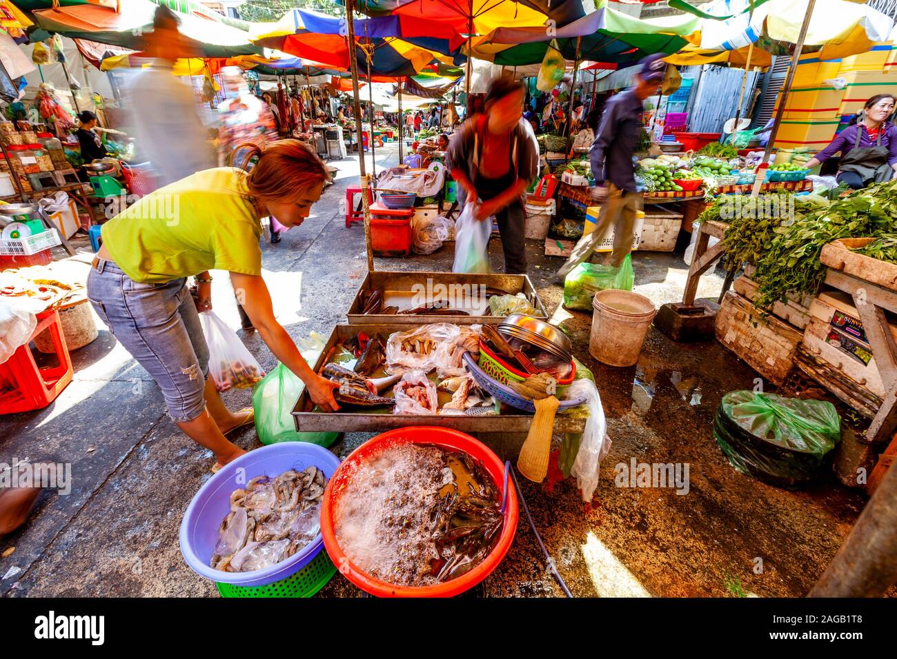 Une femme de la région d'acheter du poisson au marché Phsar Chas (vieux marché) Phnom Penh, Cambodge. Banque D'Images