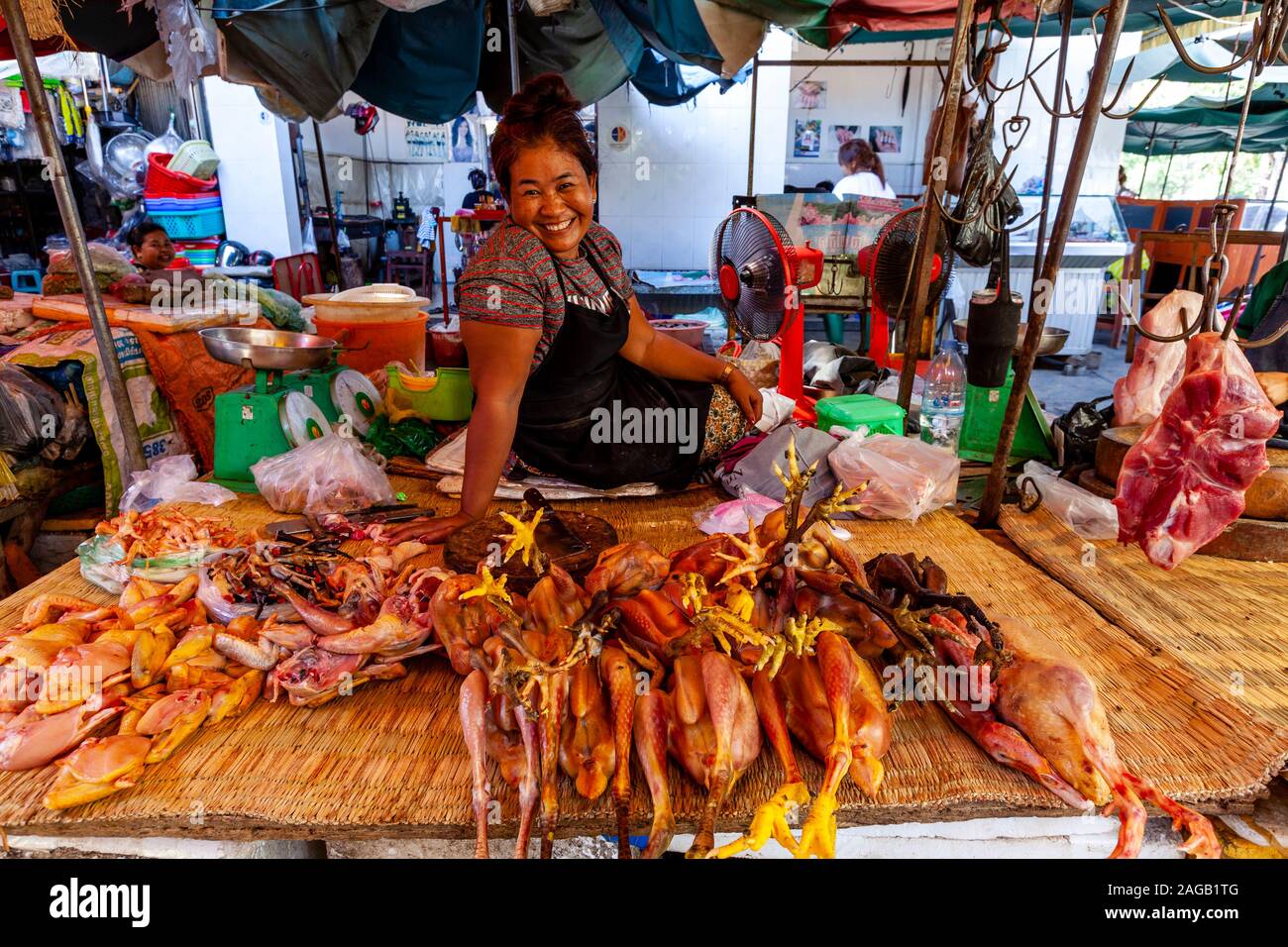 Une femme vend des viandes fraîches au marché Phsar Chas (vieux marché) Phnom Penh, Cambodge. Banque D'Images