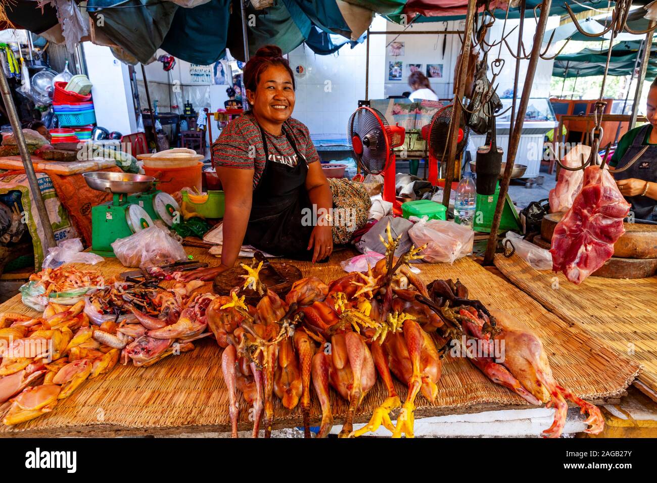 Une femme vend des viandes fraîches au marché Phsar Chas (vieux marché) Phnom Penh, Cambodge. Banque D'Images