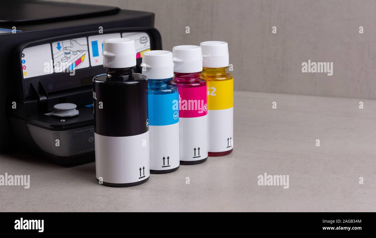 Imprimante jet d'encre 4 couleurs avec système d'encre continu et pour le  remplissage des bouteilles d'encre sur fond gris avec copie espace Photo  Stock - Alamy