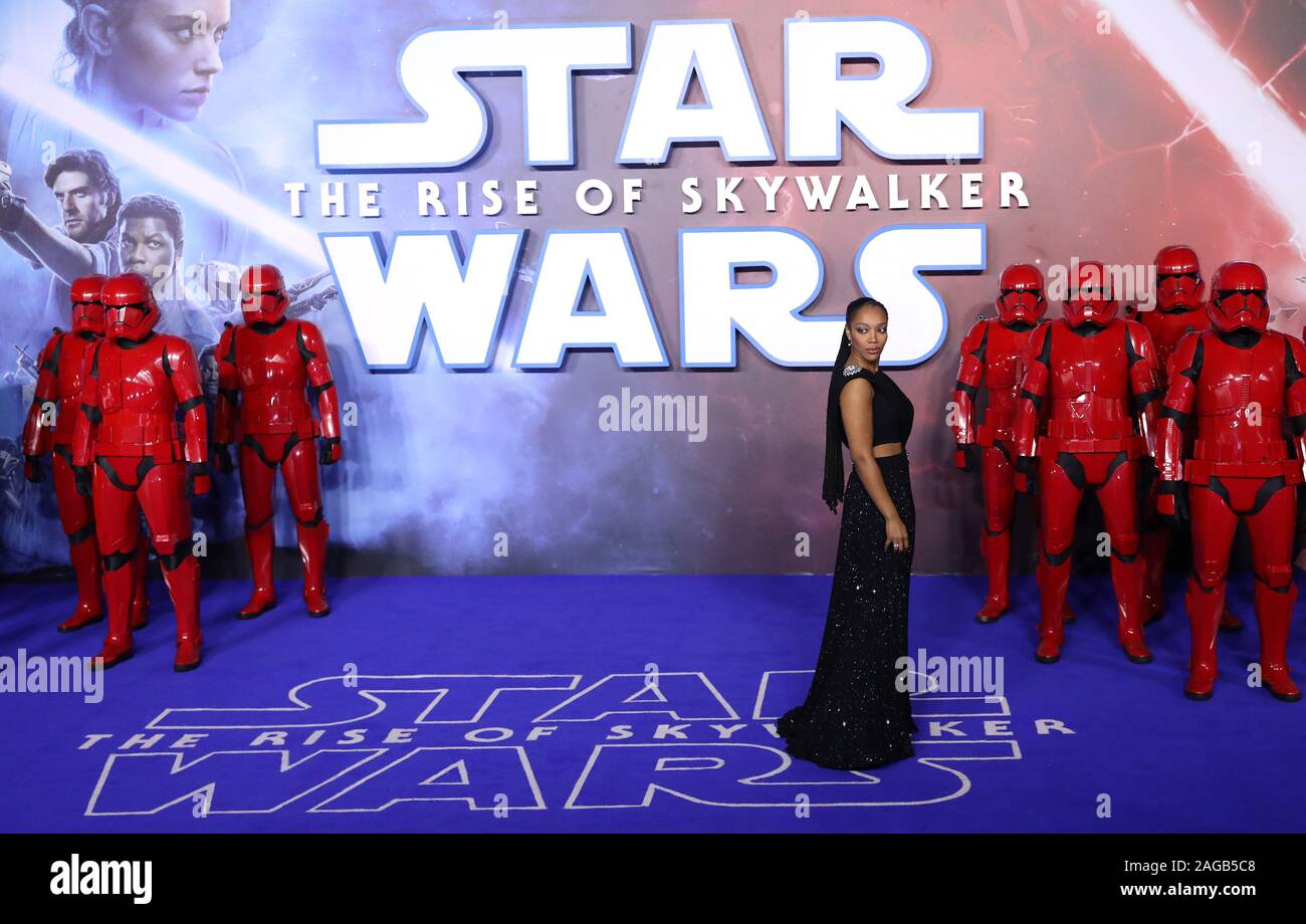 Naomi Ackie assistant à la première de Star Wars : La montée de Skywalker tenue à la vue de Leicester Square à Londres. Banque D'Images