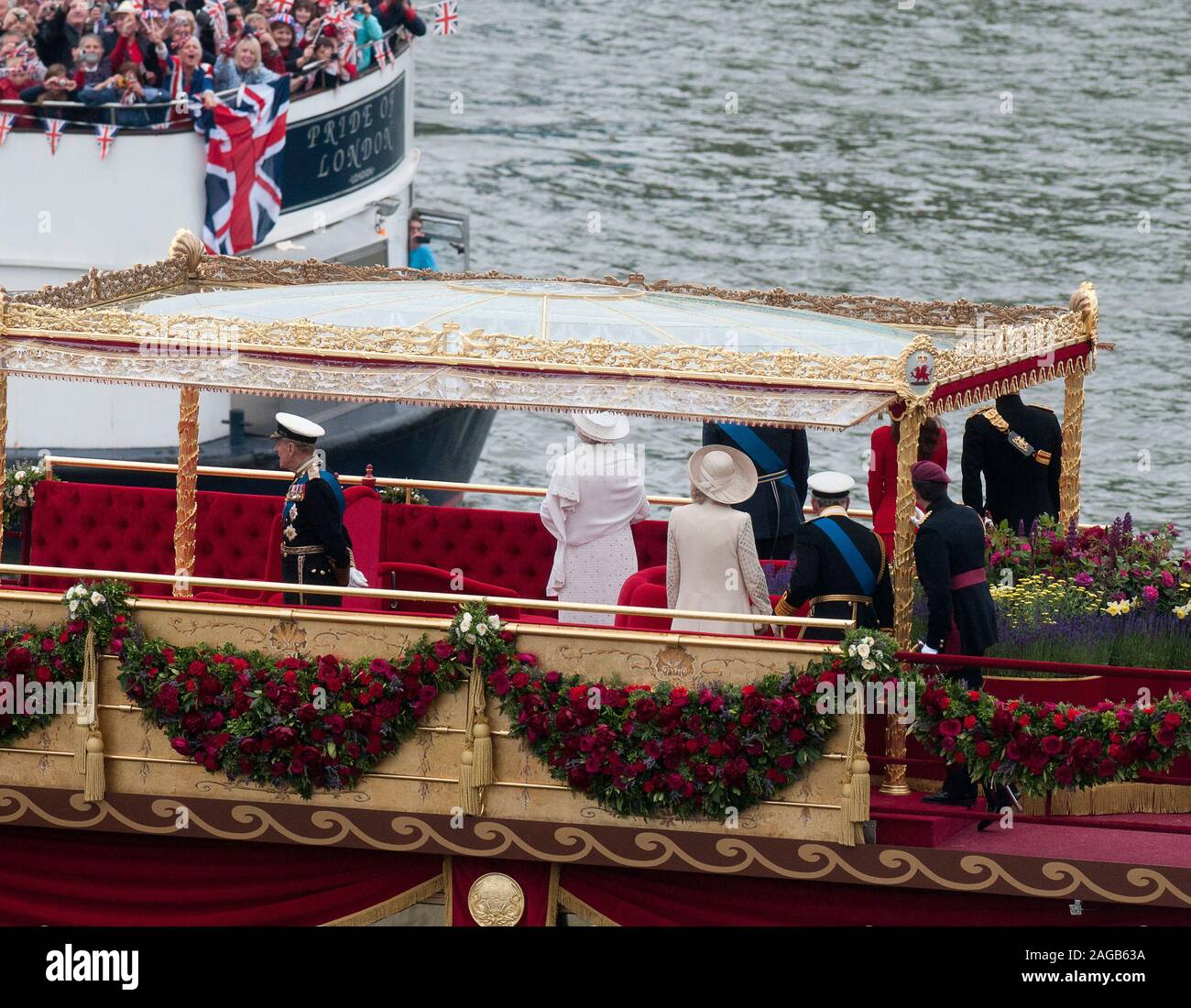 Un millier de petites embarcations rejoindre la famille royale pour le concours sur la Tamise en 2012 pour célébrer le Jubilé de diamant d'Elizabeth II étant le 60e anniversaire de l'accession de Sa Majesté la Reine le 6 février 1952. Banque D'Images