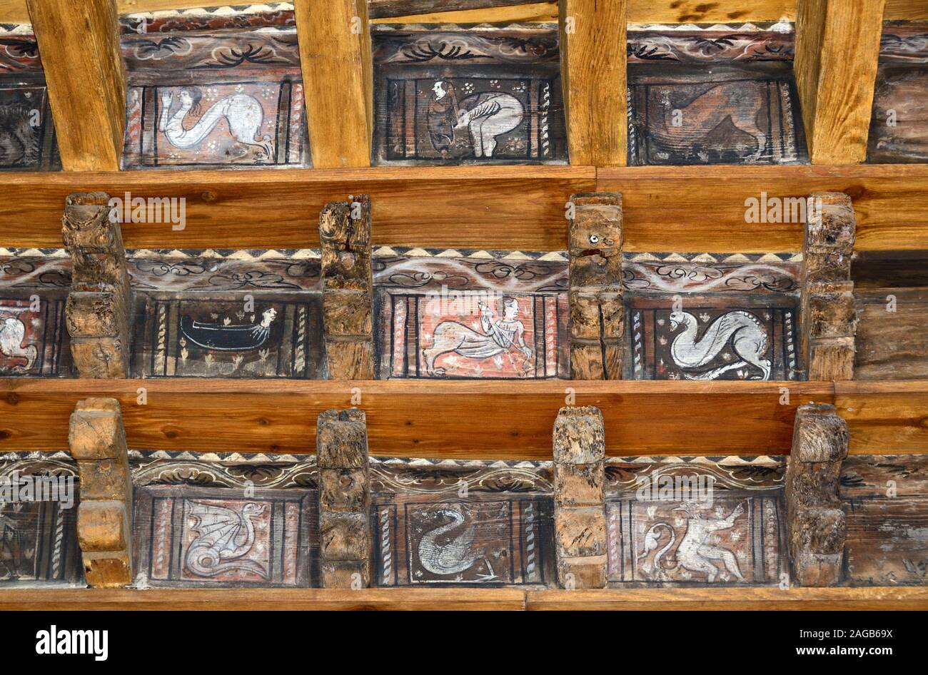 Plafond peint avec bestiaire médiéval Cathédrale de Fréjus Frejus Var Provence France Banque D'Images