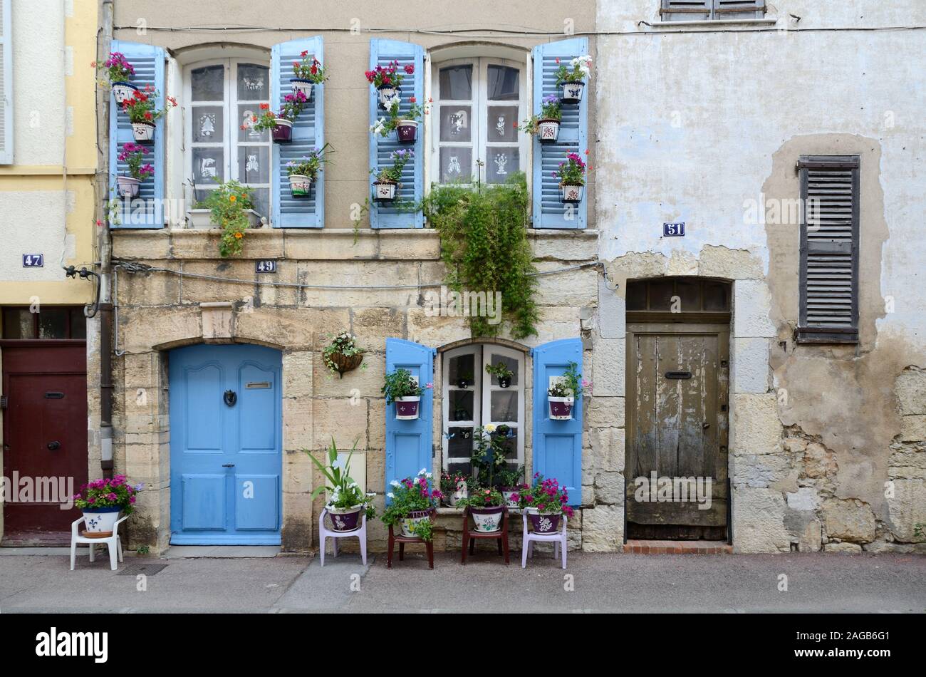 Maison de Village décorée avec porte bleue, les volets bleus et les plantes en pots décorant la façade de Trans-en-Provence Var Provence France Banque D'Images