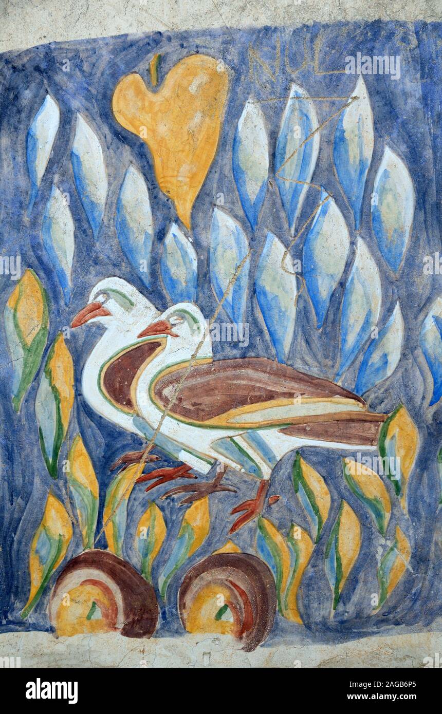 L'art folklorique ou d'Oiseaux Oiseaux Fresco, poossibly Cailles, dans les ruines de l'Église à l'village abandonné de Le poil Alpes de Haute Provence Provence France Banque D'Images