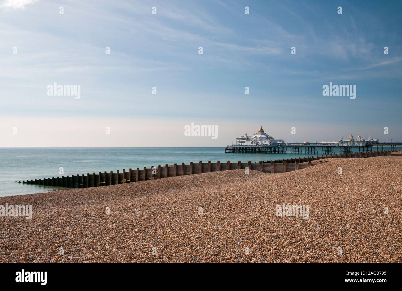 Vide Eastbourne plage de galets avec des éperons et de la jetée dans l'été, East Sussex, UK Banque D'Images