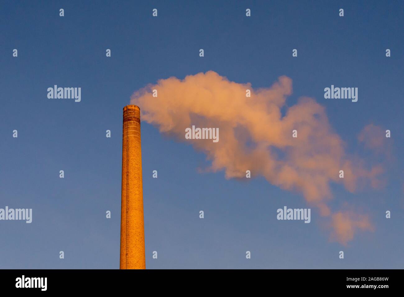 Image de cheminée industrielle et la fumée avec ciel bleu Banque D'Images