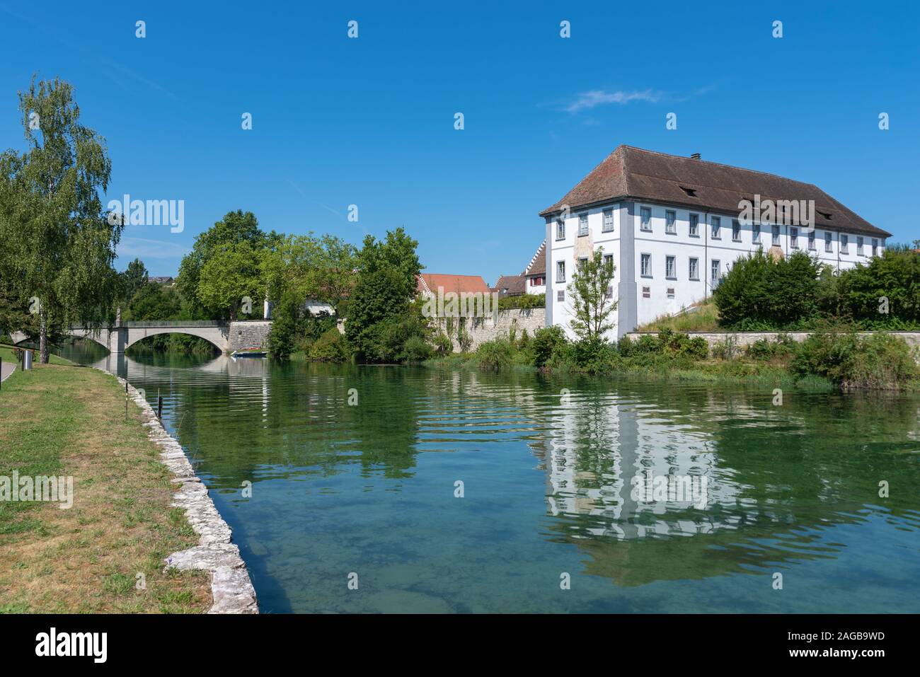 Paysage sur le Rhin avec l'ancien monastère du monastère de Rheinau, Canton de Zürich, Suisse, Europe Banque D'Images