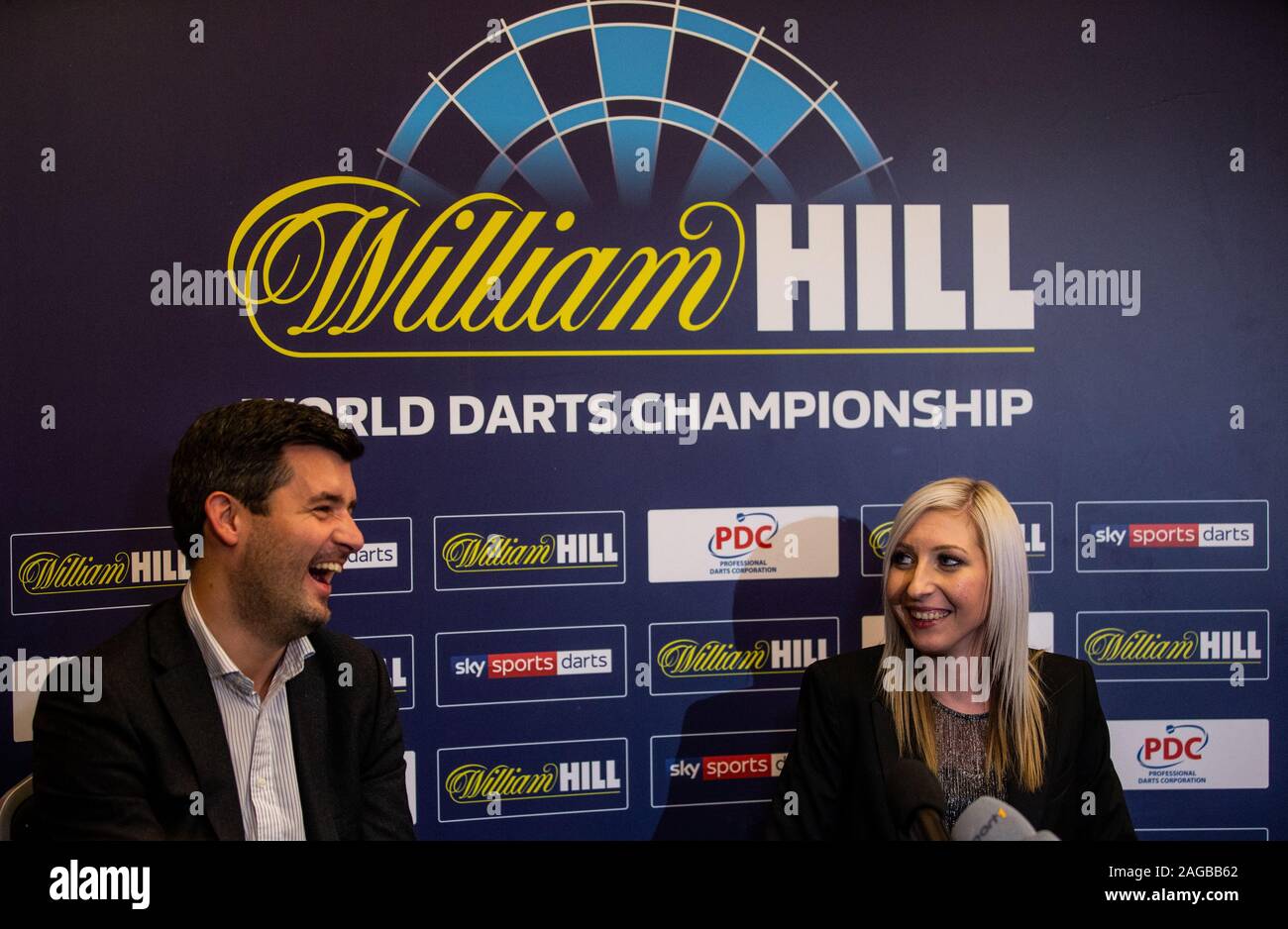 Fallon Sherrock avec Matt Porter Directeur, Directeur, Société fléchettes professionnelle lors d'une conférence de presse le jour six des Championnats du Monde de William Hill à Alexandra Palace, Londres. Banque D'Images