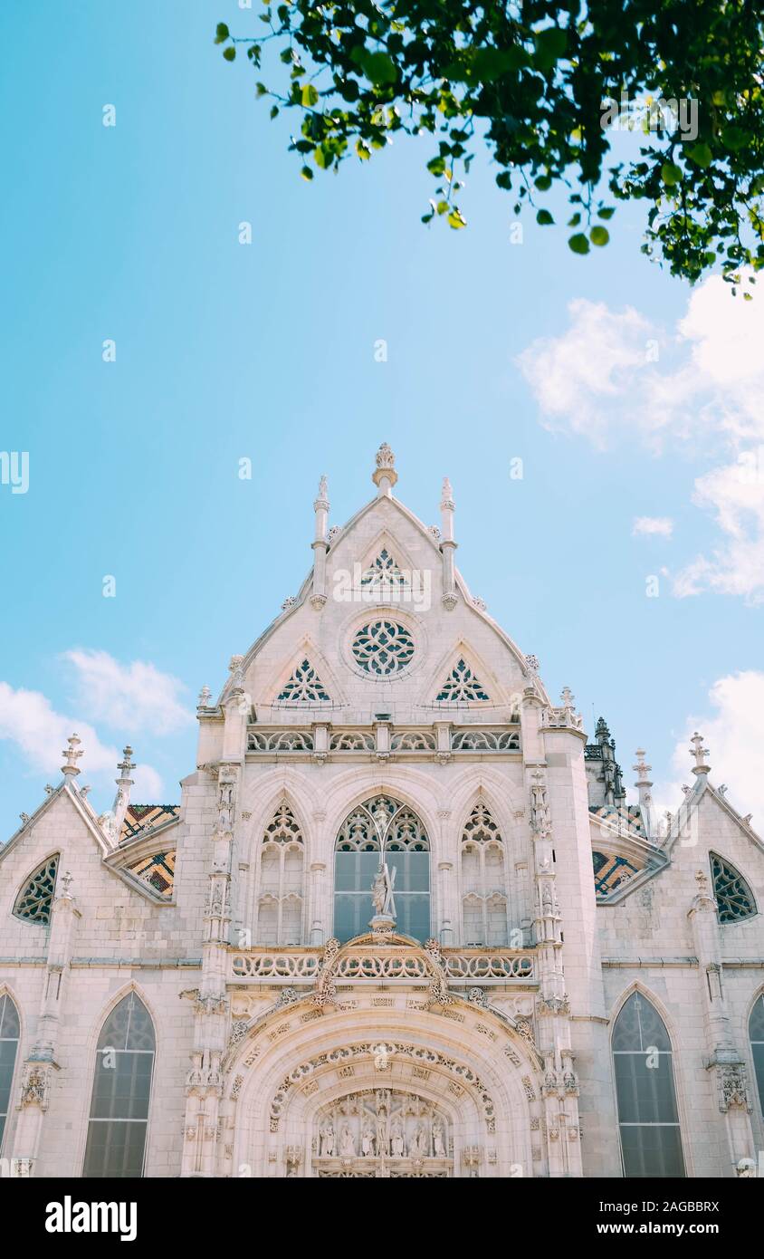 Photo verticale du monastère royal de Brou capturée sous Le ciel bleu en France Banque D'Images