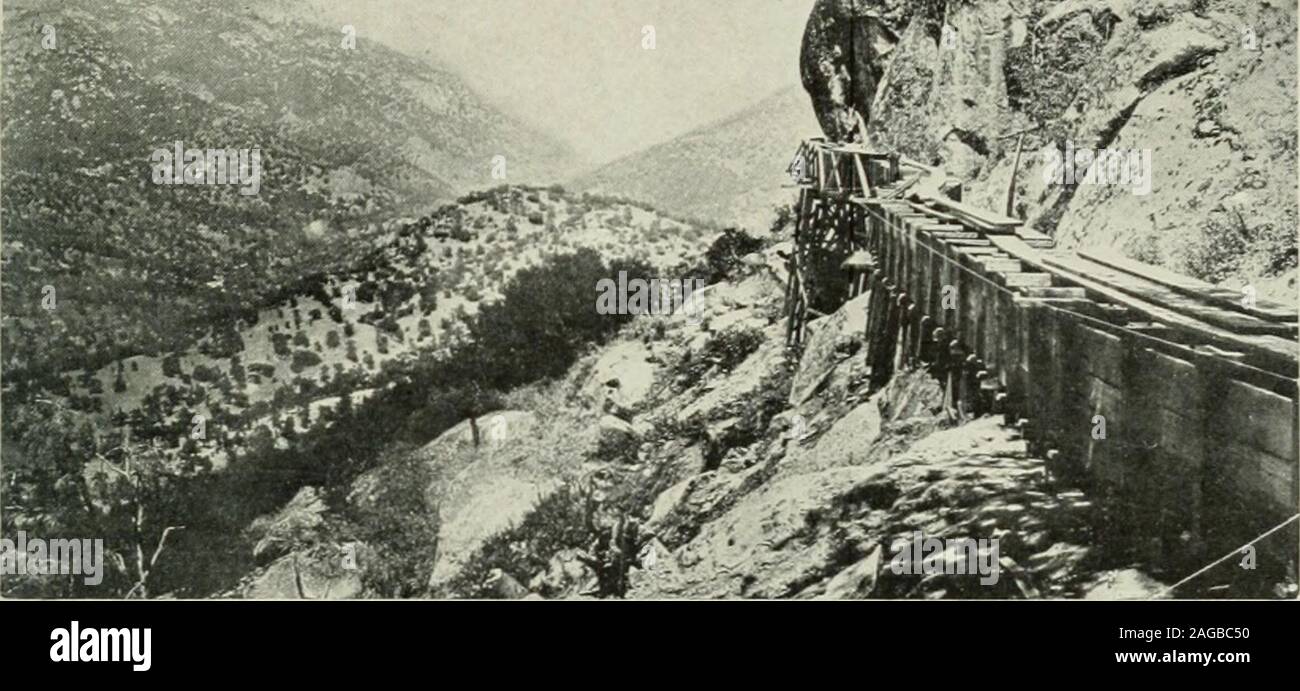 . Usine et la gestion industrielle. - ? ? ? W^^^. L'UE LE CANAL MT. PUWEk WHITNEY PLANTE. Montrant la manière dont l'eau est effectuée le long de la montagne à la tête de la pipe line. County, Californie, est à noter que l'utilisation de l'highesthead d'eau utilisée dans une plante dans ce pays ou, par-pad, dans le monde. L'eau est prélevée à partir de la Kaweah Riverby un barrage en granit, qui peut prendre la totalité du flux de thestream si nécessaire. L'eau est ensuite effectuée par aflume, fourni avec le sable-boîtes et les bassins de décantation, d'un pipe line3,300 pieds de longueur. Ce dernier a une chute totale de 1 Banque D'Images