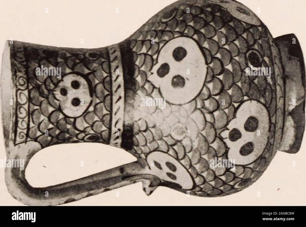 . Catalogue illustré d'une extraordinaire collection de grec, persan et Mésopotamiens, Mauresques faïences, verre et autres objets de dépasser la rareté et la beauté artistique. Premier après-midi No 94DAGHESTAX BOUTEILLE FAÏENCE (xvie siècle), la hauteur de 10  % po forme rectangulaire, avec de courtes cou cylindrique. Investi avec glaçure blanche afine et décoré, en marron et bleu, sur deux sideswith les figures de guerriers à cheval entouré de formes,et sur les deux autres côtés par une conception des feuilles de palmier. N° 95 KOUBATCHA PLAQUE FAÏENCE (xviie siècle), diamètre 13 pouces forme circulaire. Inve Banque D'Images