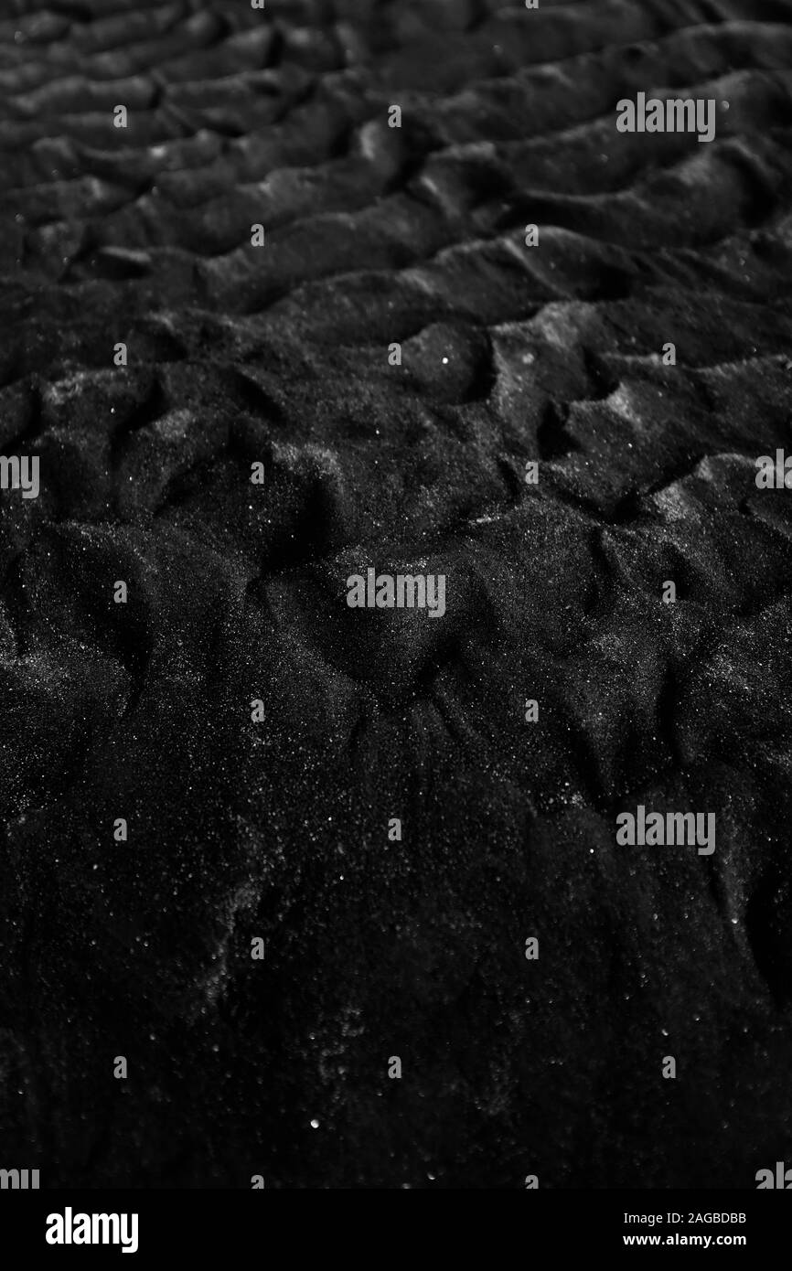Arrière-plan en niveaux de gris frais de sable noir superposé humide - super pour l'arrière-plan ou le fond d'écran Banque D'Images